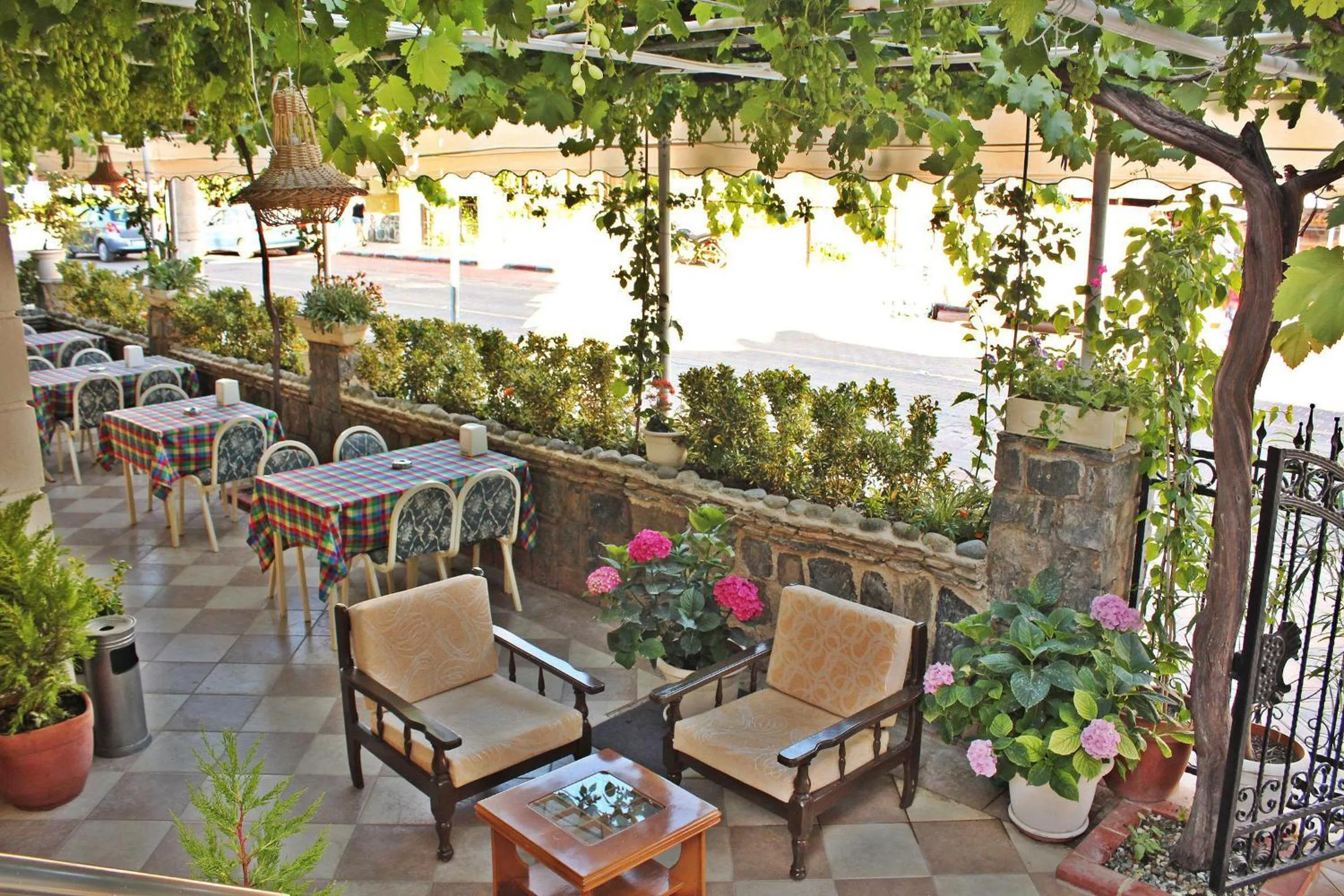 Restaurant/places to eat in Hotel Dost