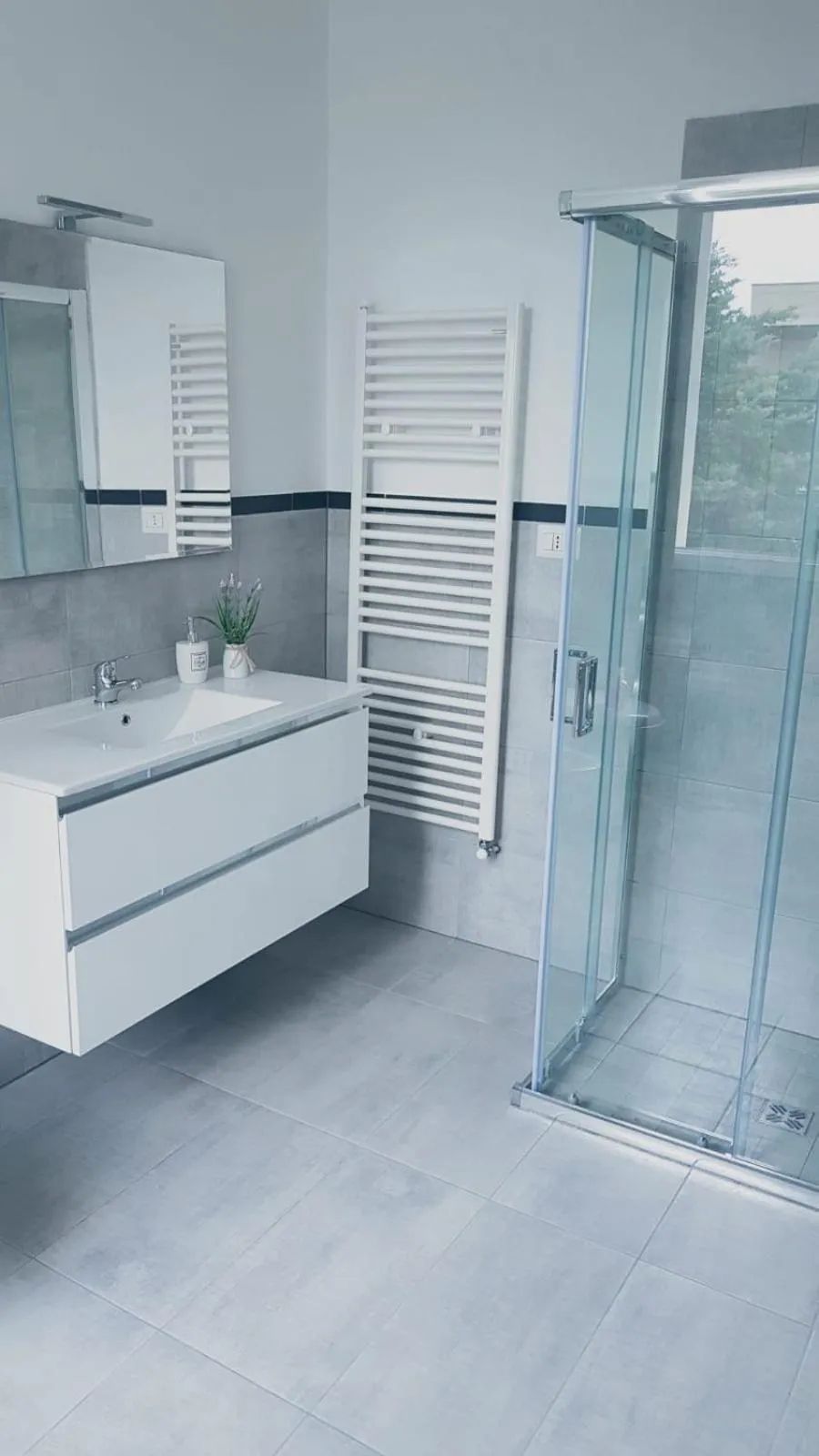 Bathroom in B&BWHITE