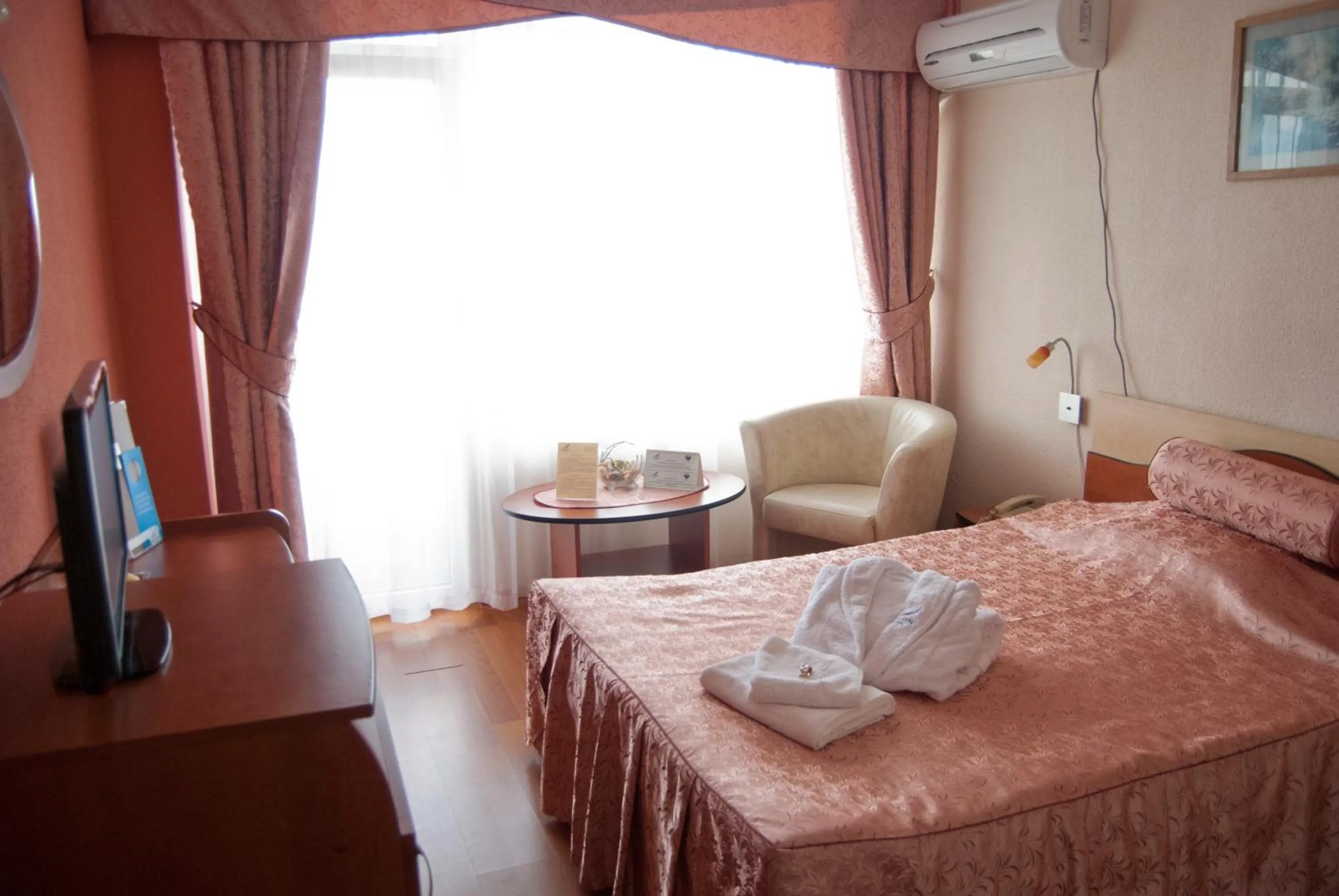 Photo of the whole room, Bed in Hotel Paradiso