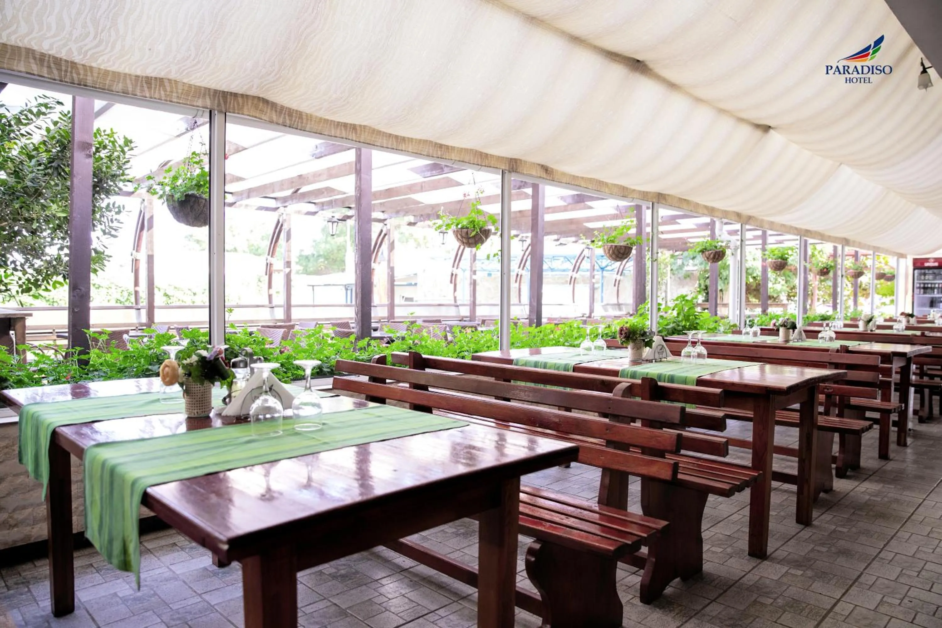 Restaurant/places to eat in Hotel Paradiso