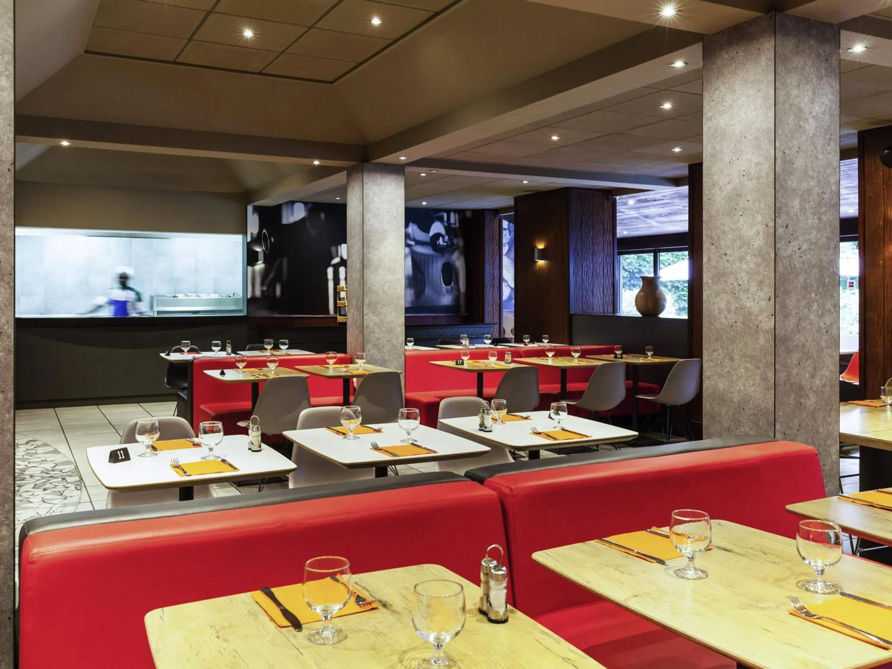 Restaurant/places to eat in ibis Douala