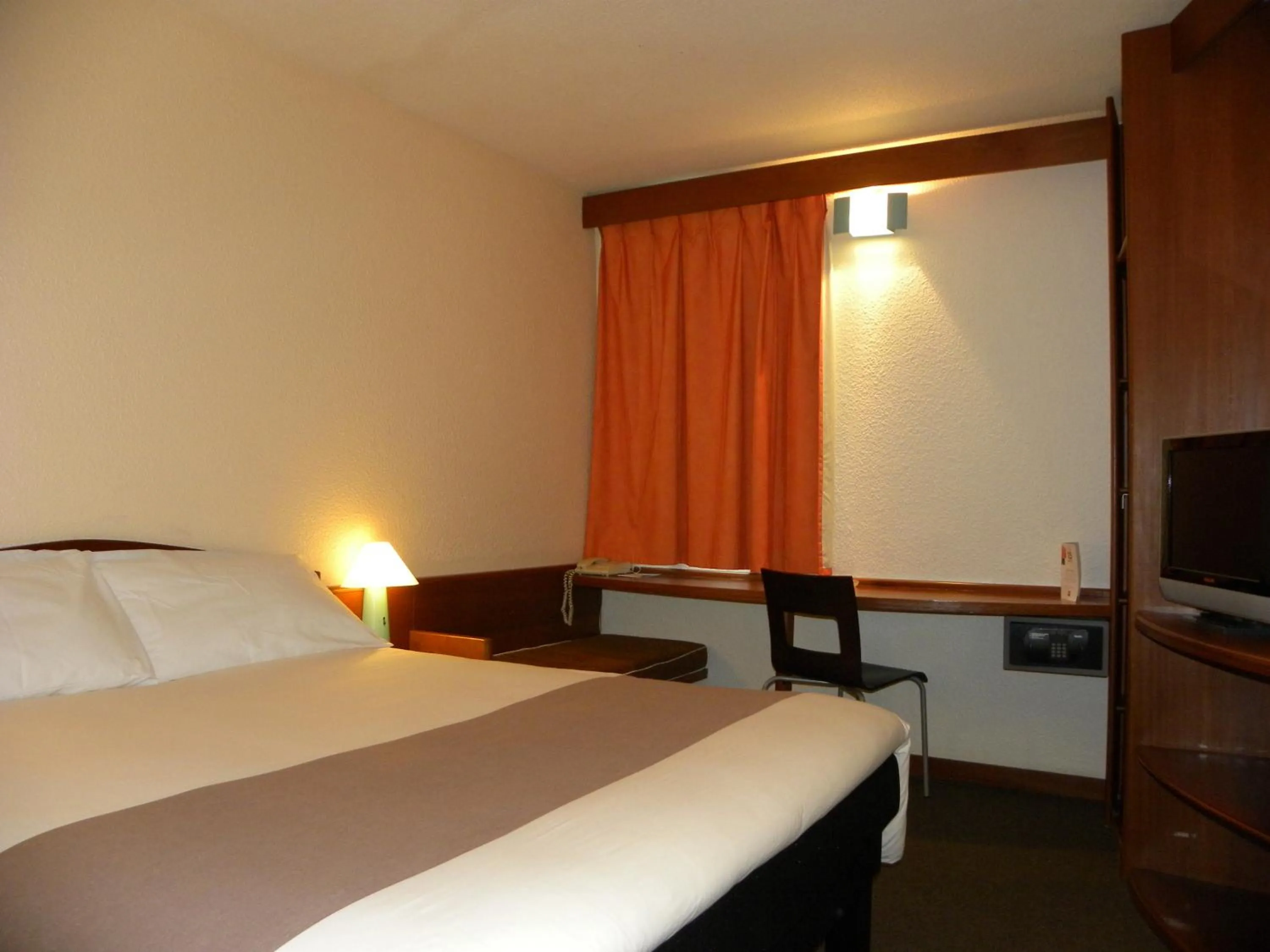 Photo of the whole room, Bed in ibis Douala