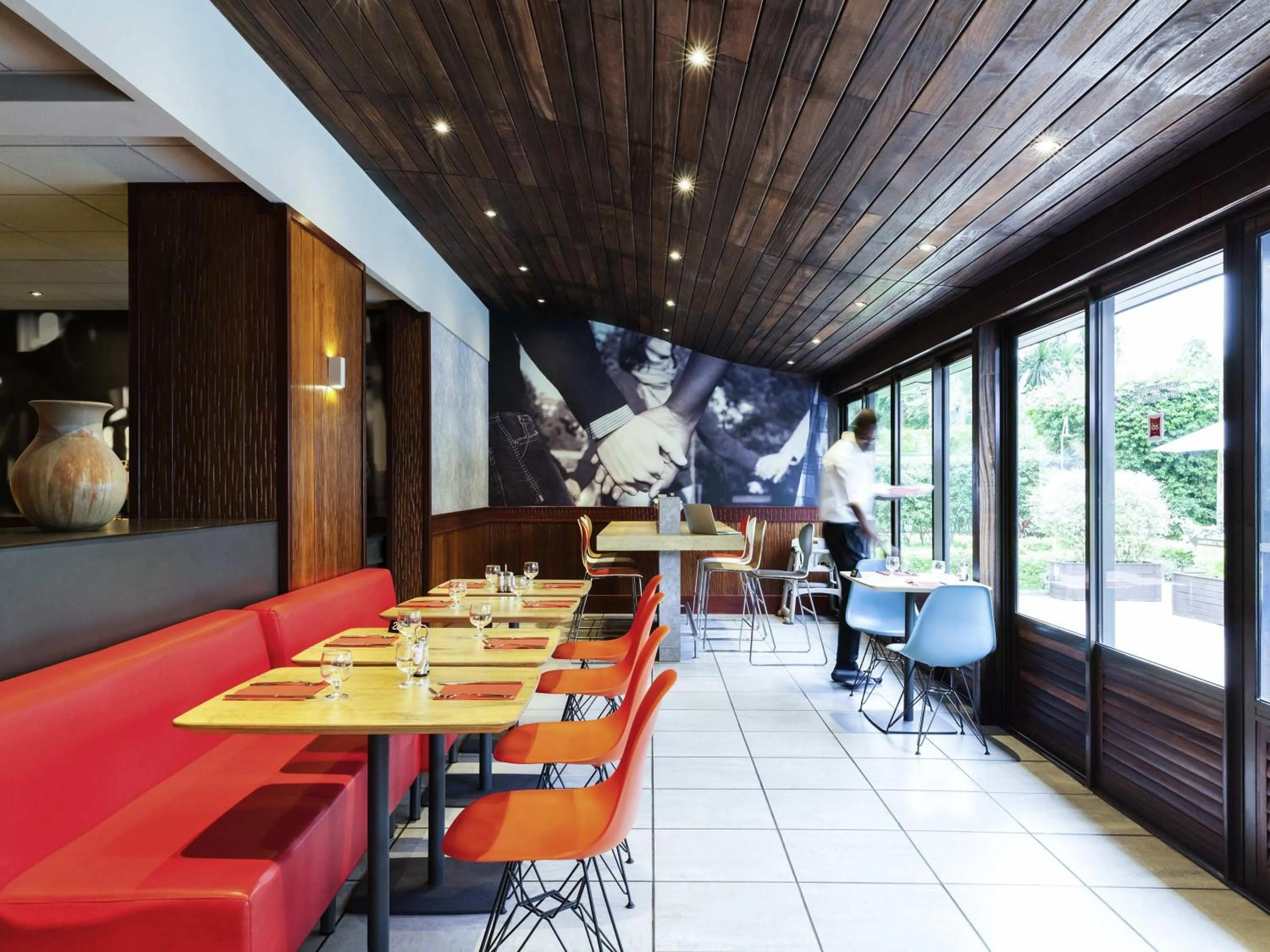 Restaurant/places to eat in ibis Douala