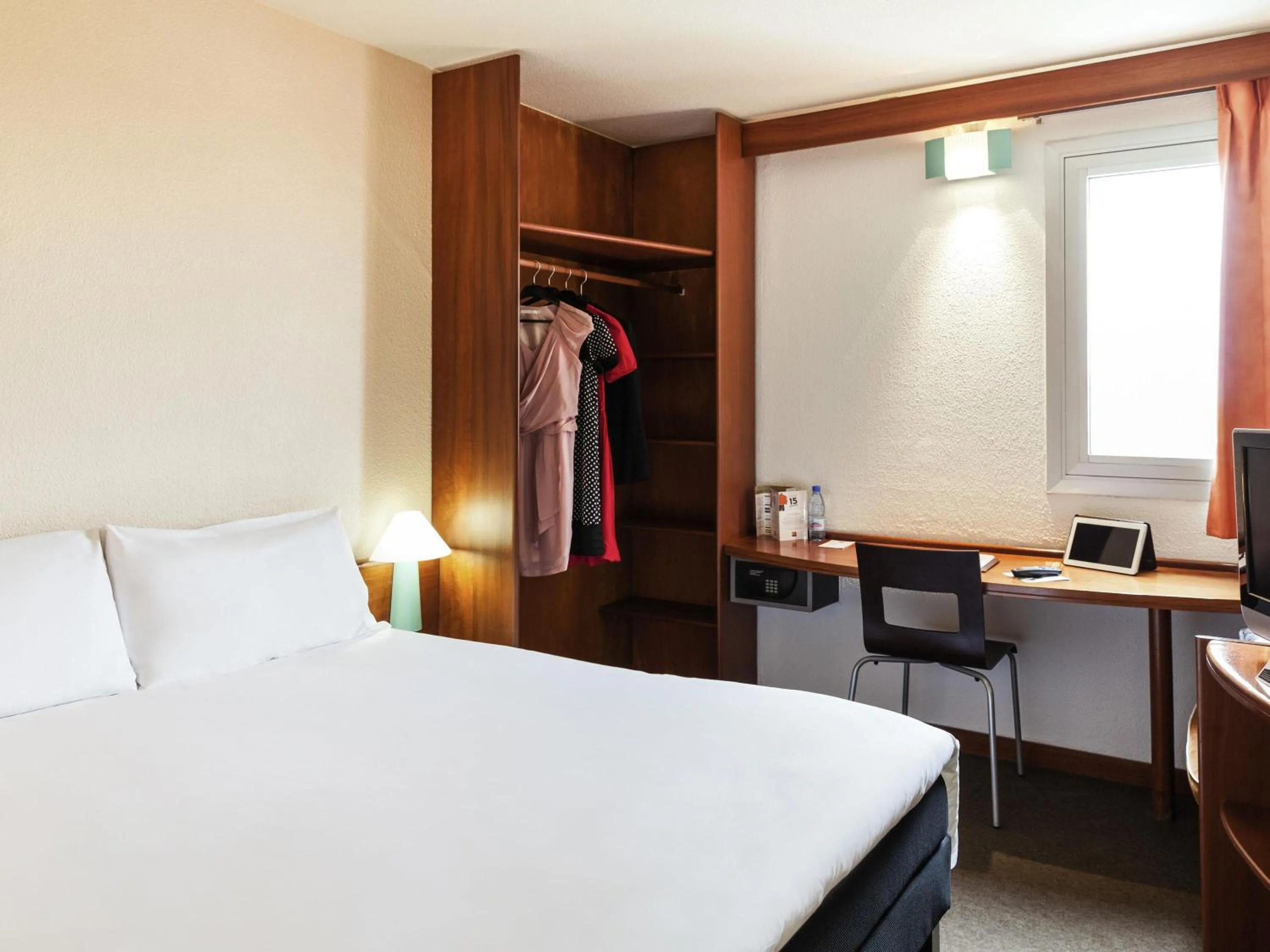 Bedroom, Bed in ibis Douala