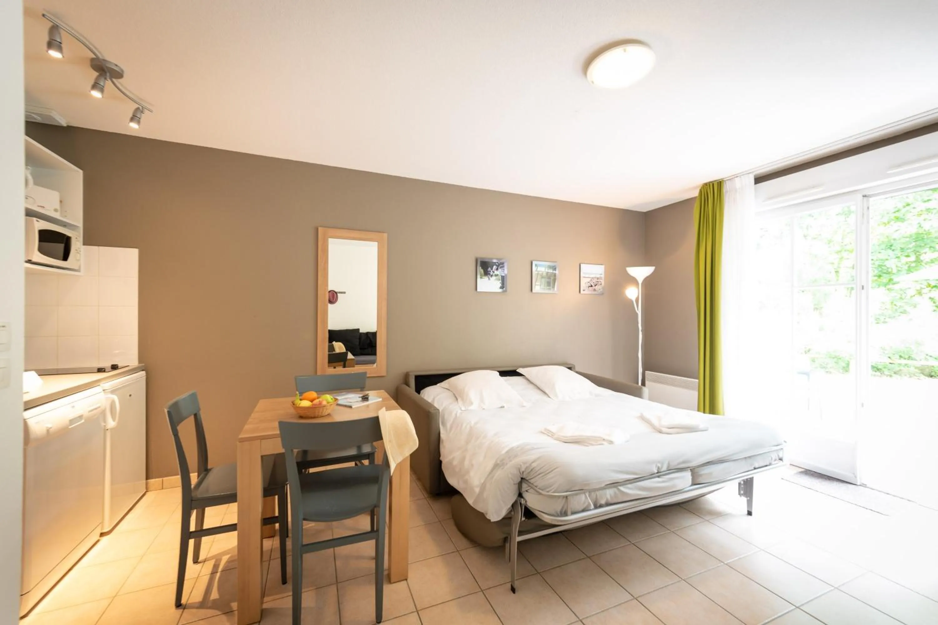 Kitchen or kitchenette, Bed in Terres de France - Le Domaine Du Golf