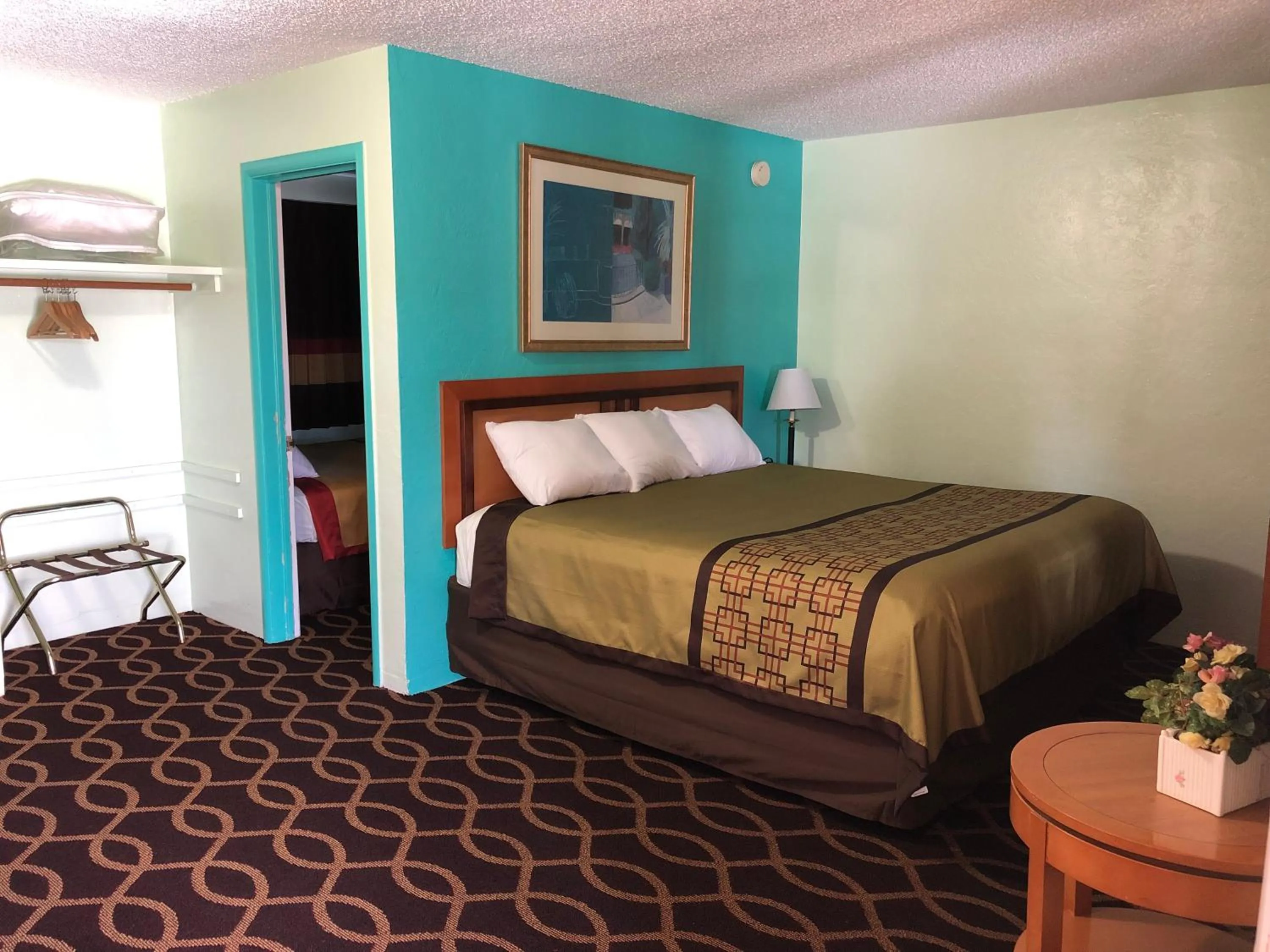 Bed in Klamath Motor Lodge