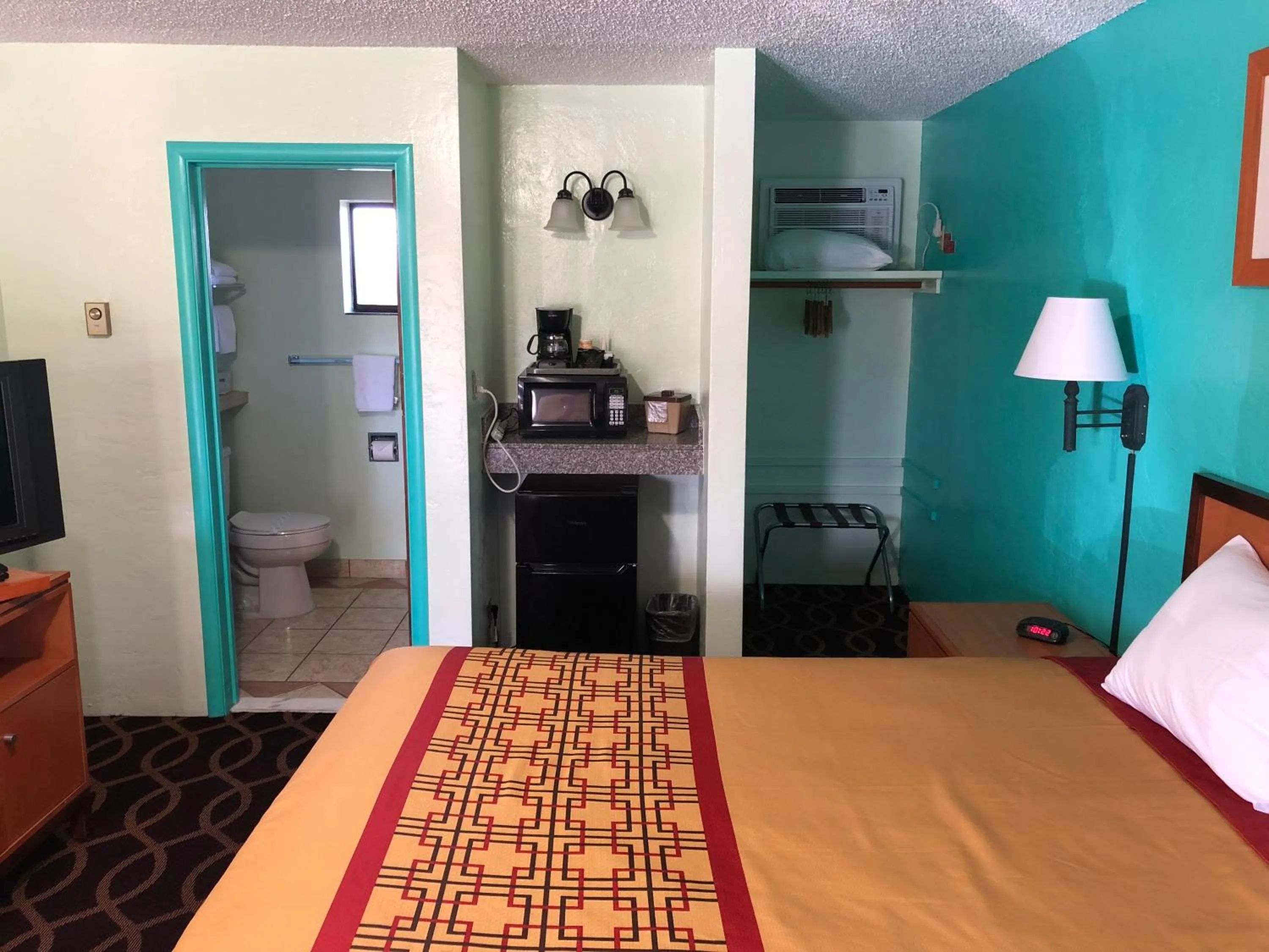 Bed in Klamath Motor Lodge