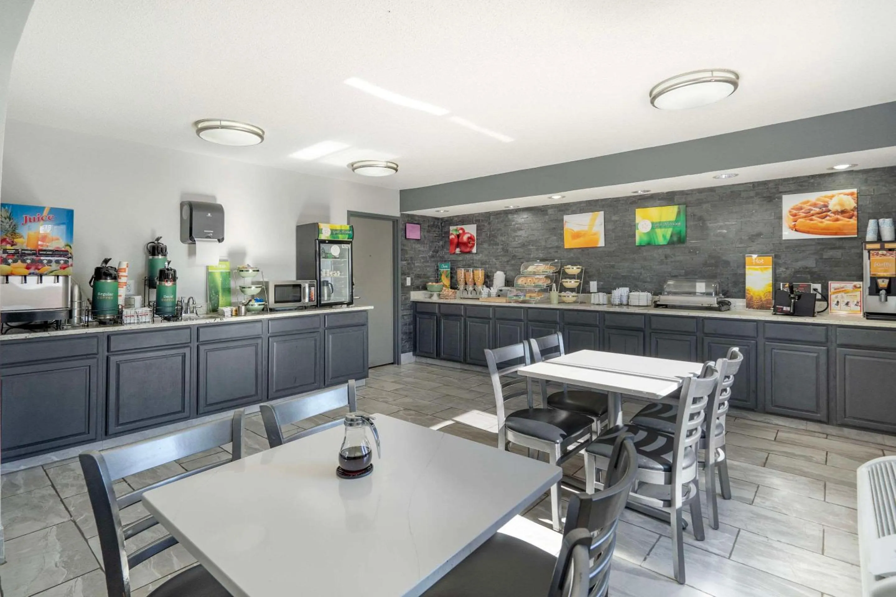 Breakfast in Quality Inn & Suites Bloomington University Area