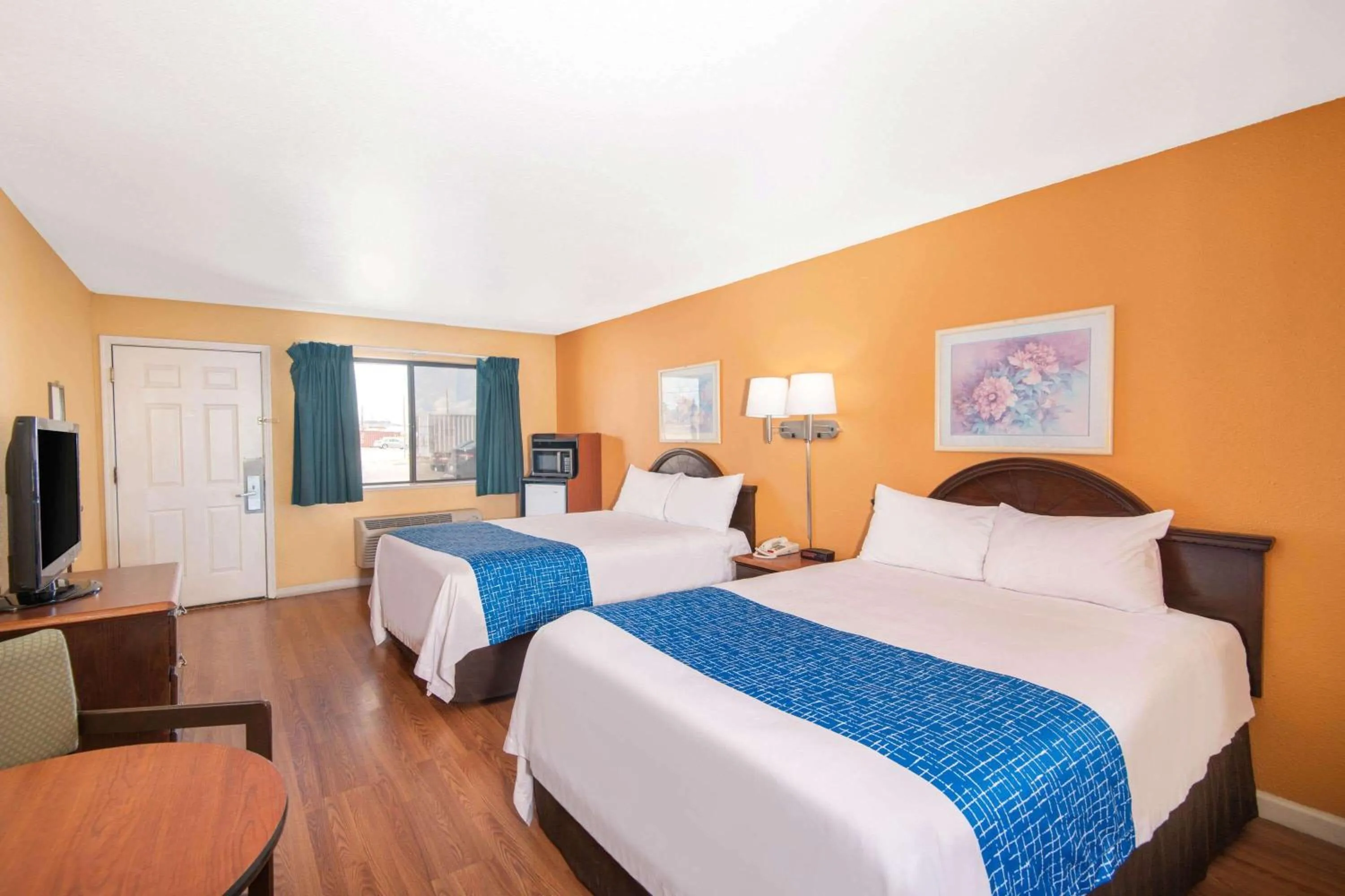 Photo of the whole room, Bed in Travelodge by Wyndham Kingman