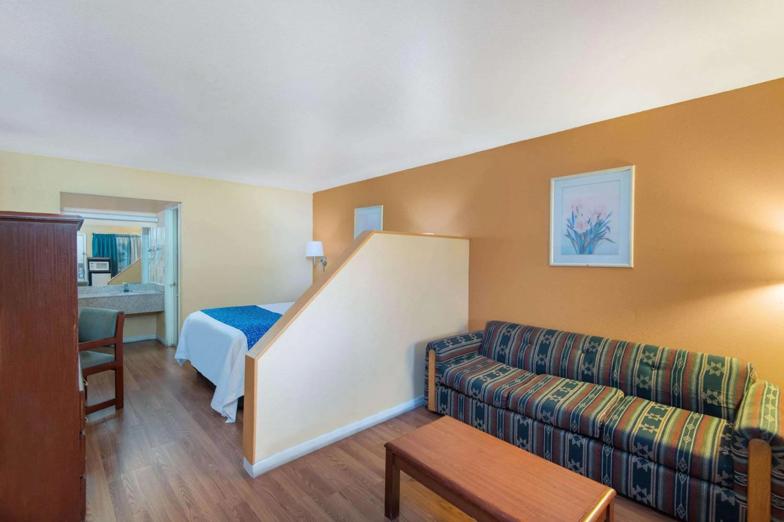 Photo of the whole room, Bed in Travelodge by Wyndham Kingman