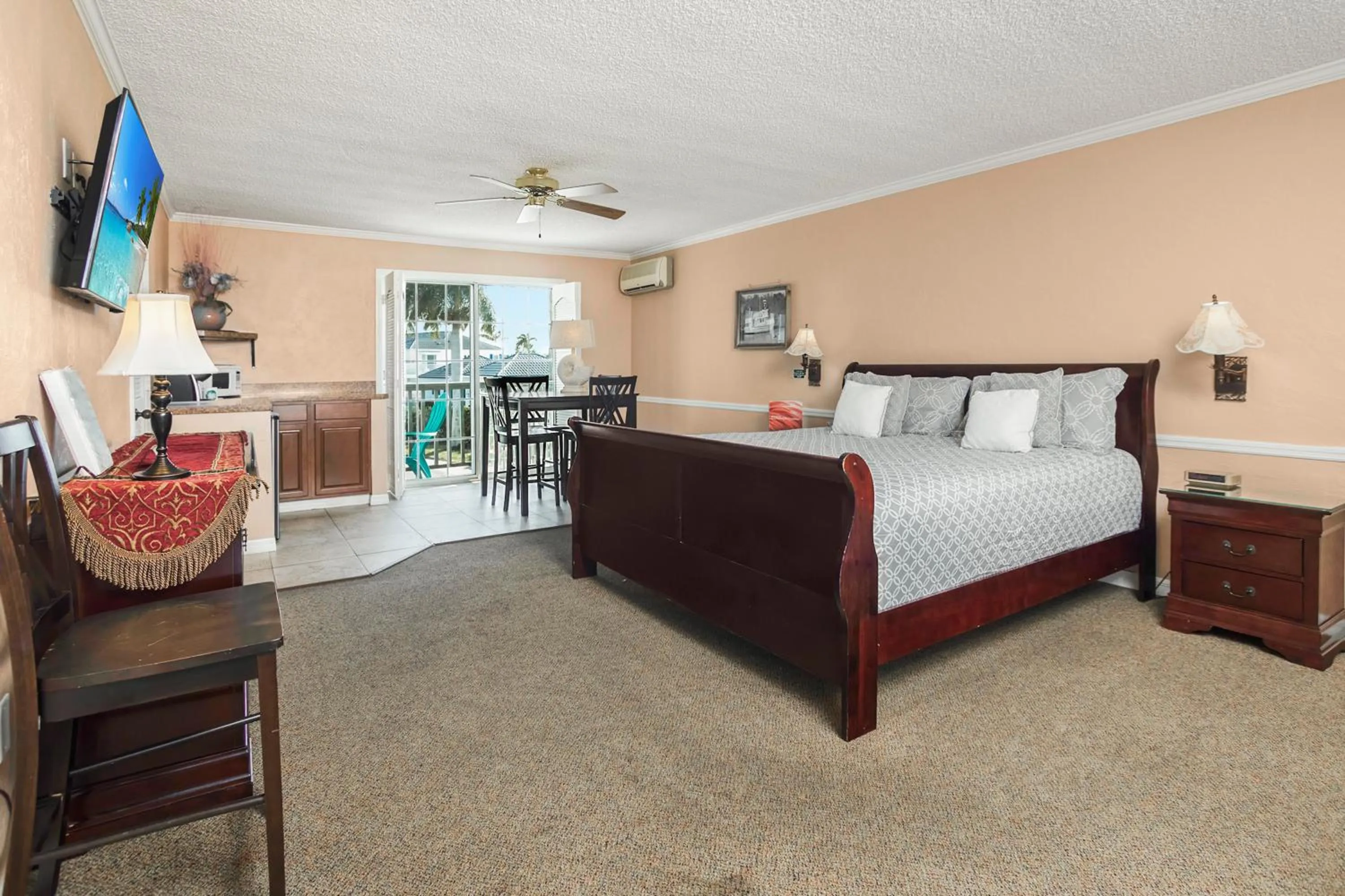 Photo of the whole room, Bed in The BoatHouse