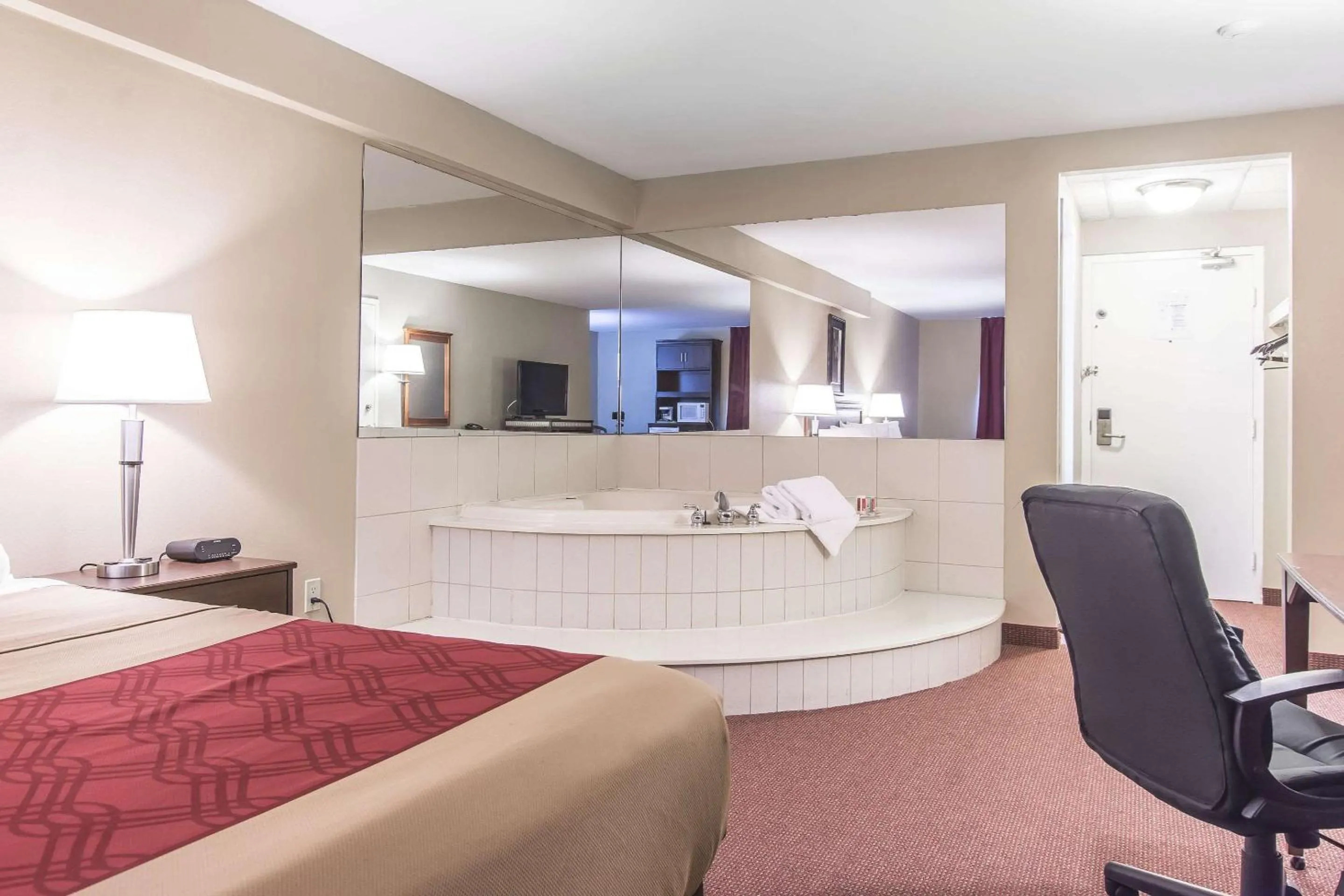 Photo of the whole room, Bed in Econo Lodge