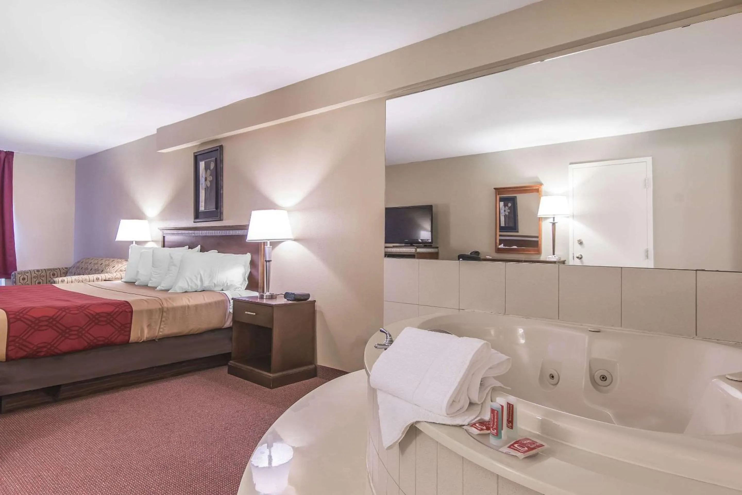 Photo of the whole room, Bed in Econo Lodge