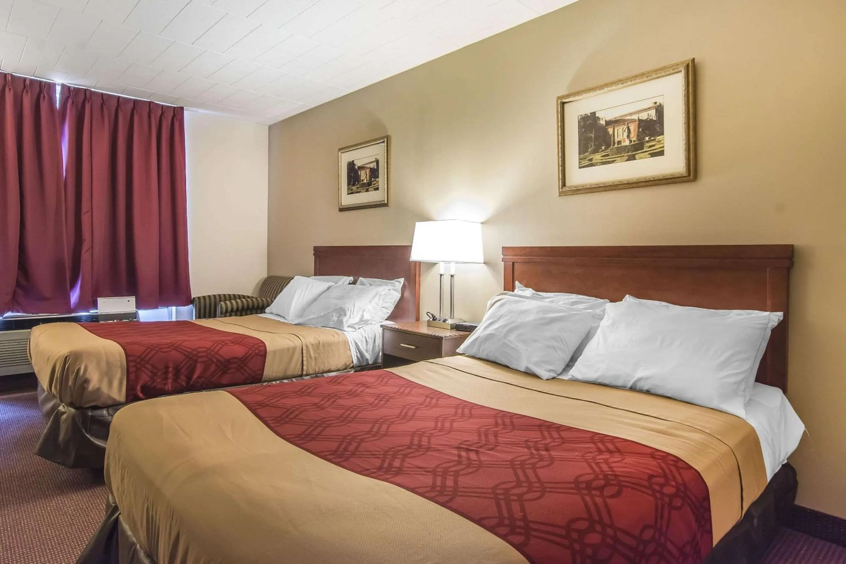 Photo of the whole room, Bed in Econo Lodge