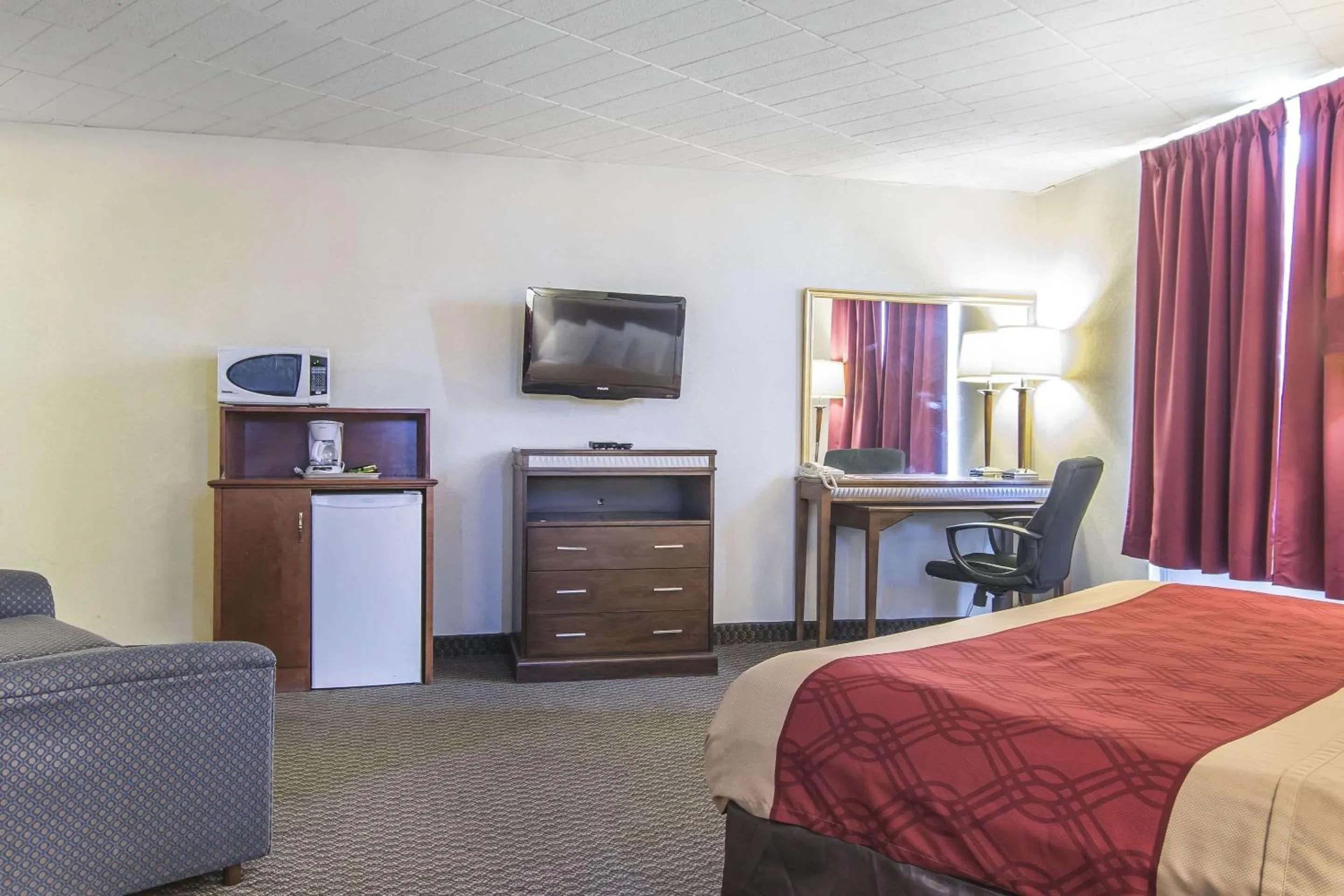 Photo of the whole room, Bed in Econo Lodge