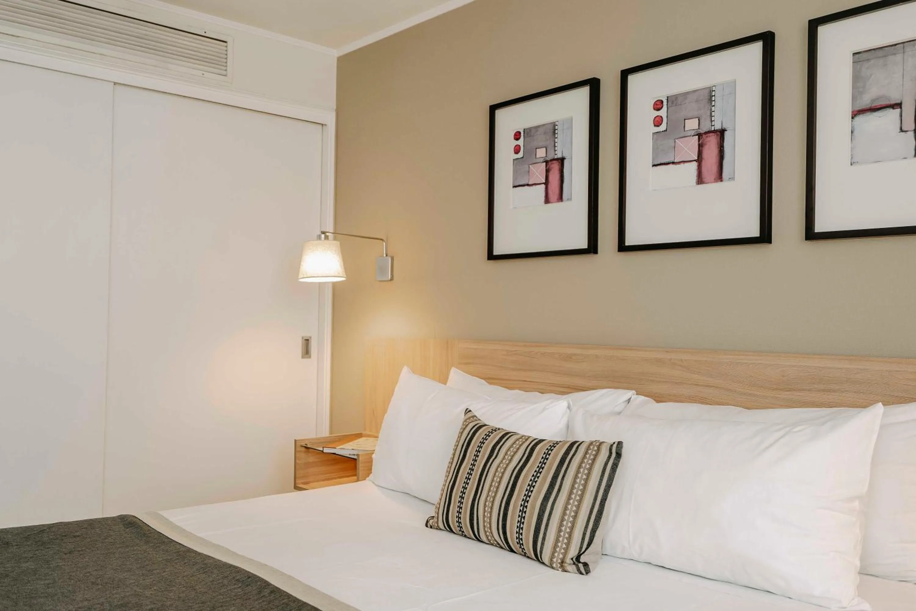 Bed in Time Suite - Comfort Apartments