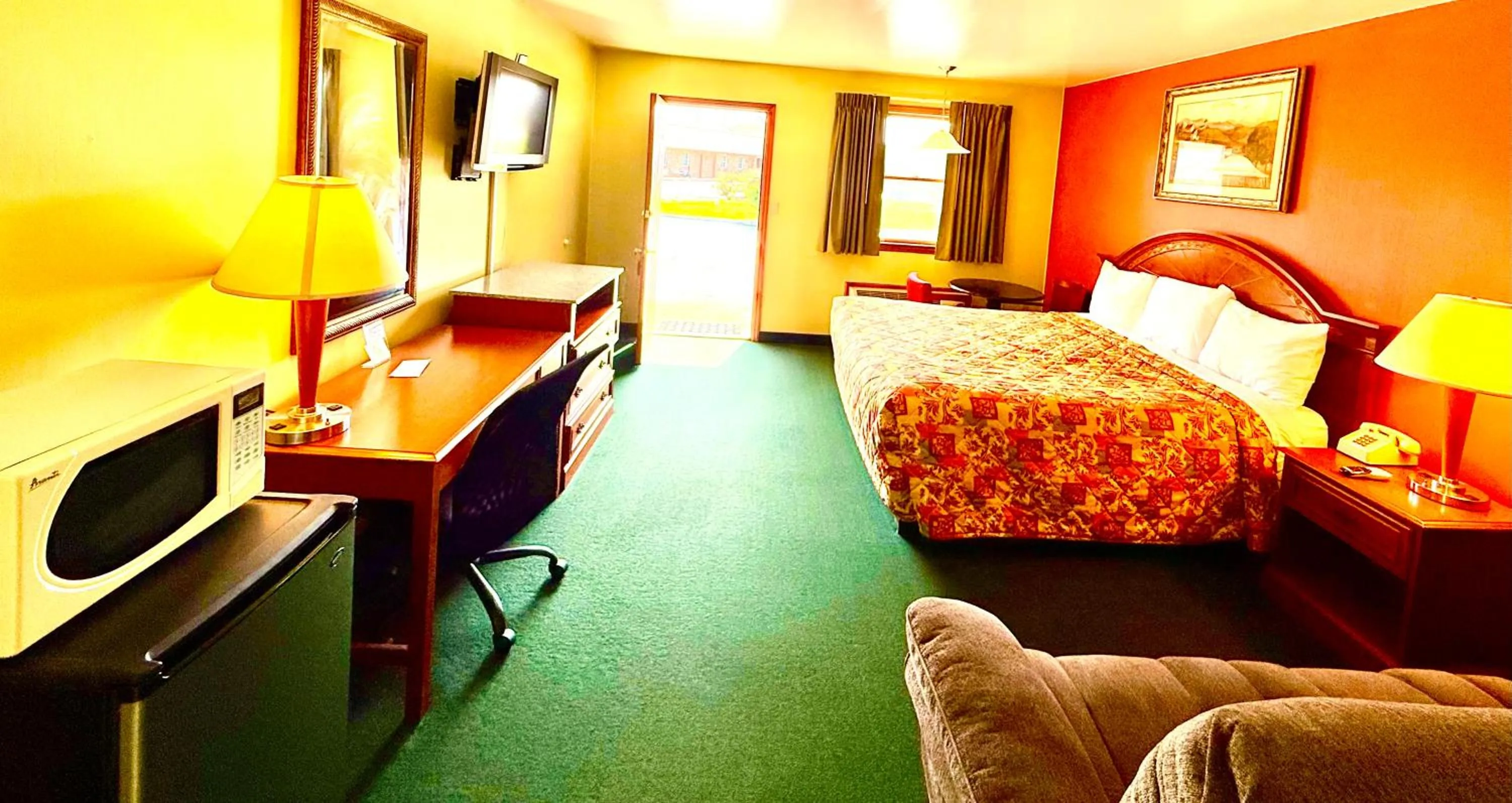 Communal lounge/ TV room, Bed in Weathervane Motor Court