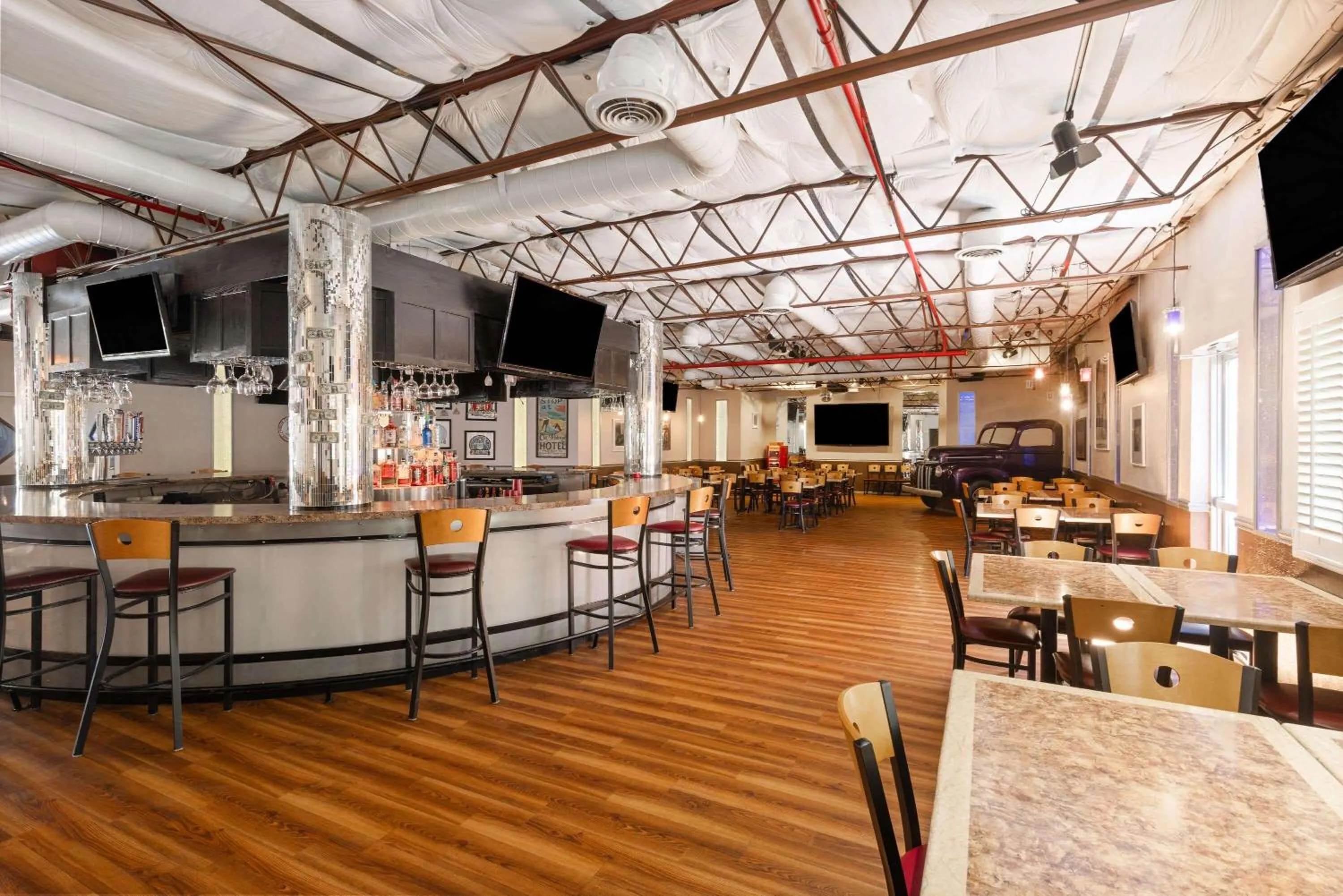 Restaurant/places to eat in Ramada by Wyndham Kingman