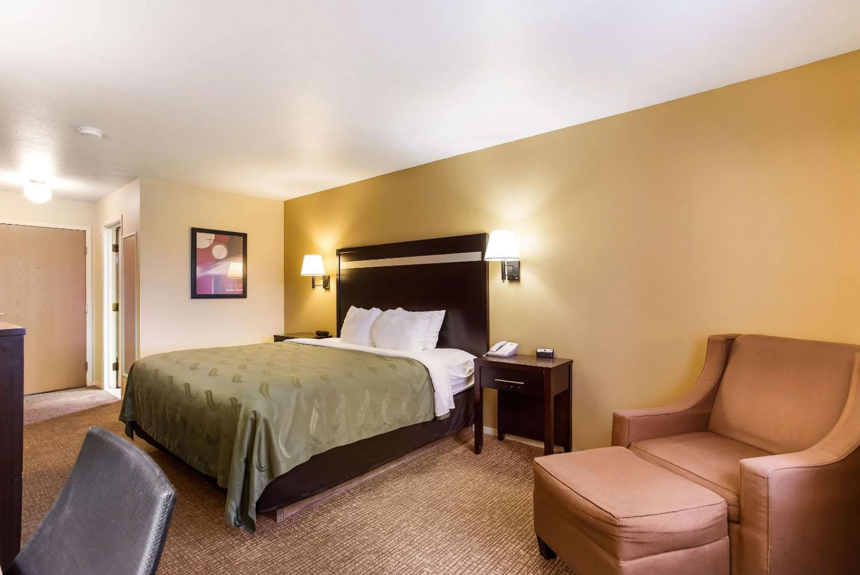 Photo of the whole room, Bed in Quality Inn Airport