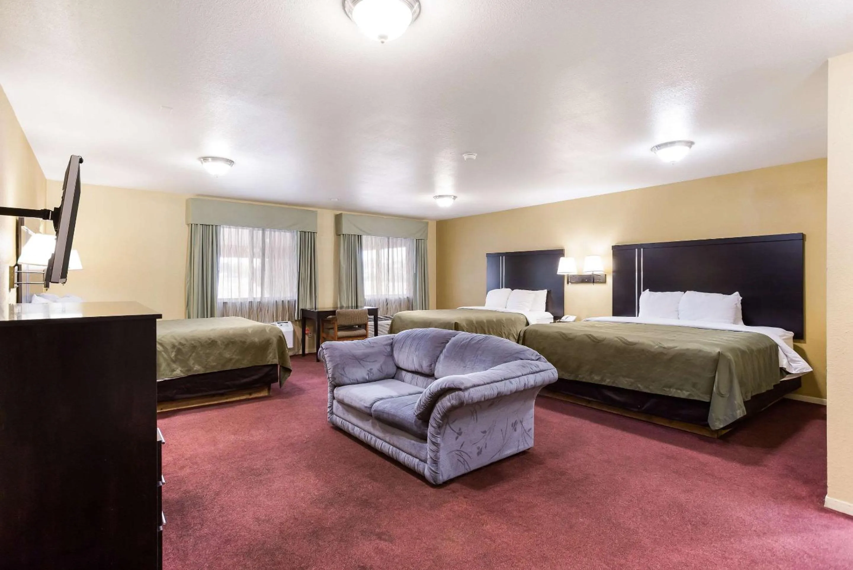 Photo of the whole room, Bed in Quality Inn Airport