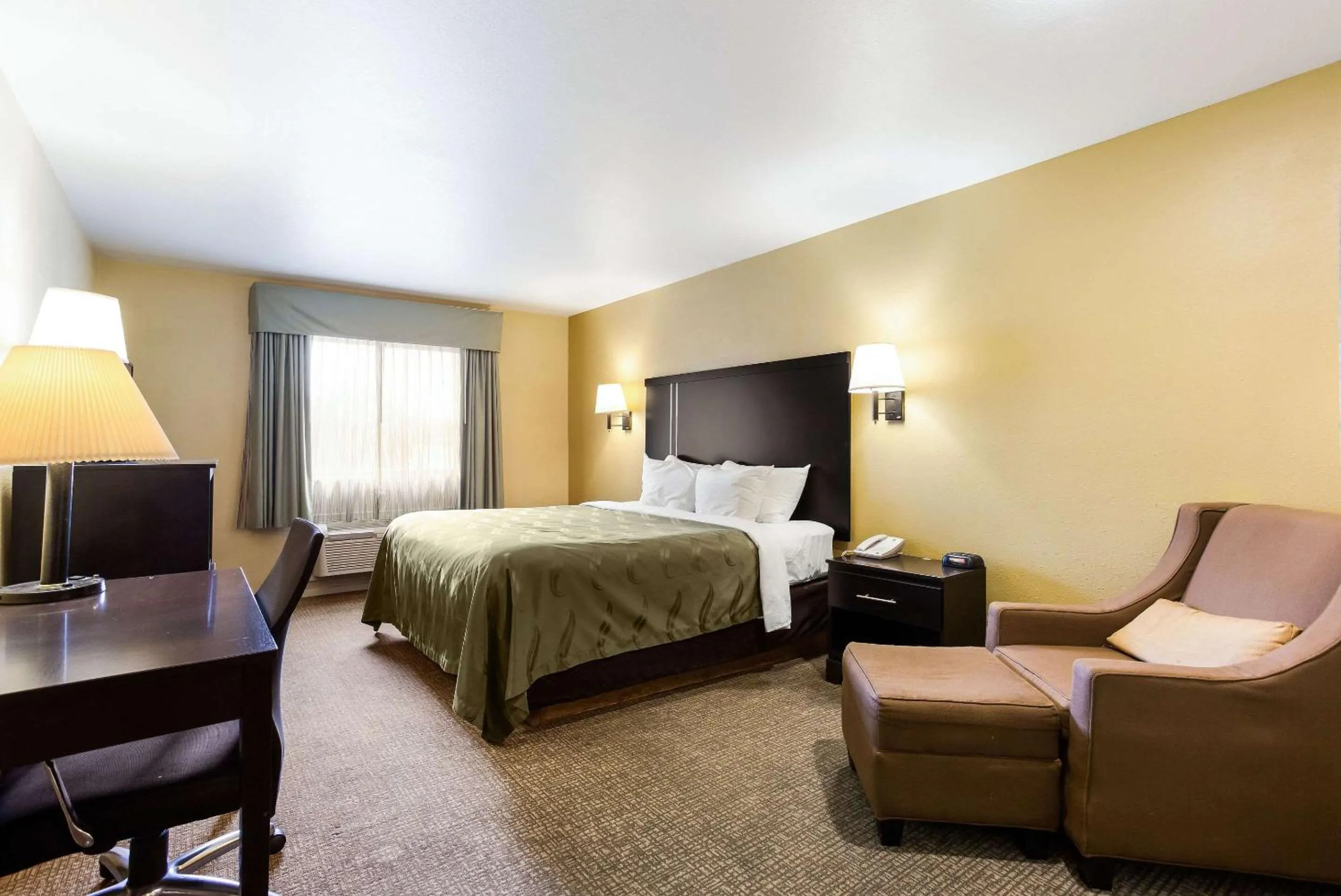 Photo of the whole room, Bed in Quality Inn Airport