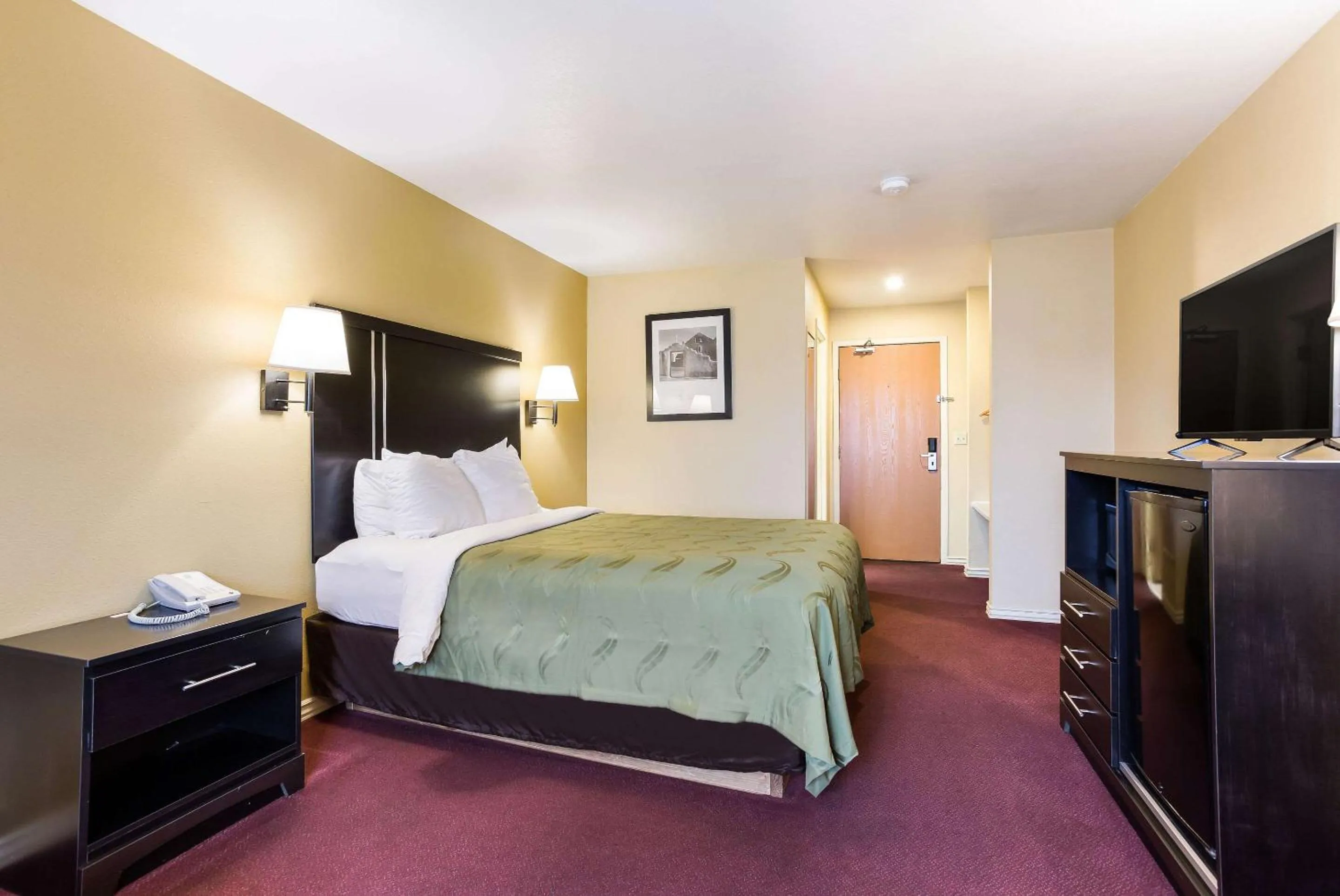 Photo of the whole room, Bed in Quality Inn Airport