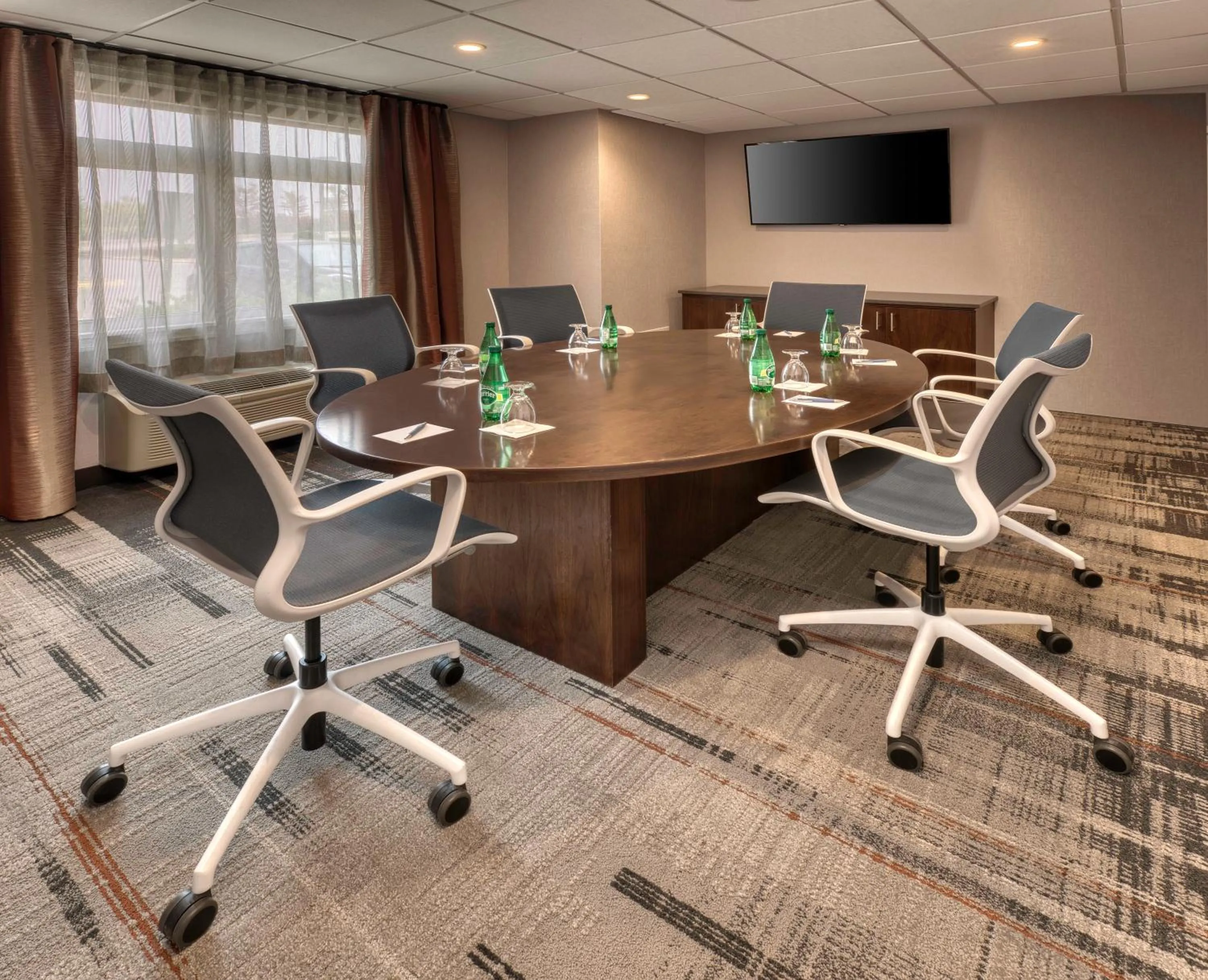 Property building in Four Points by Sheraton Barrie