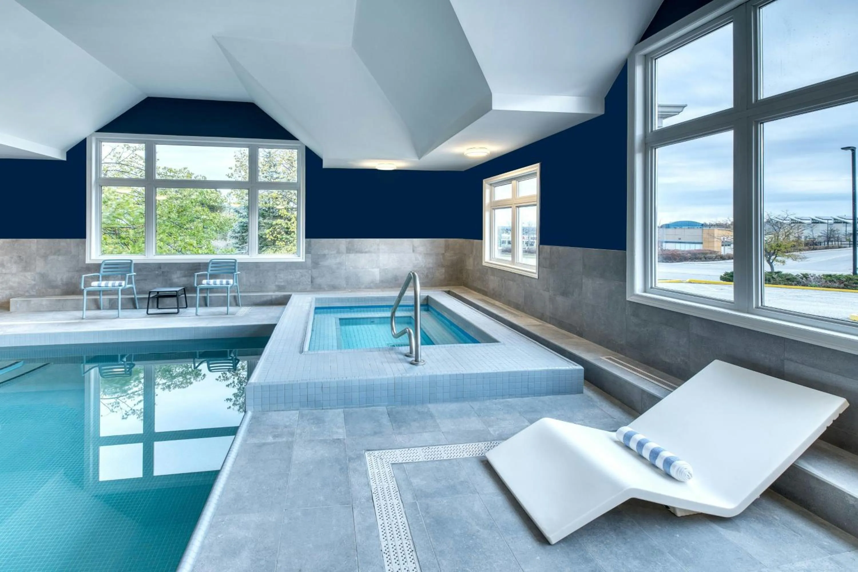 Swimming pool in Four Points by Sheraton Barrie