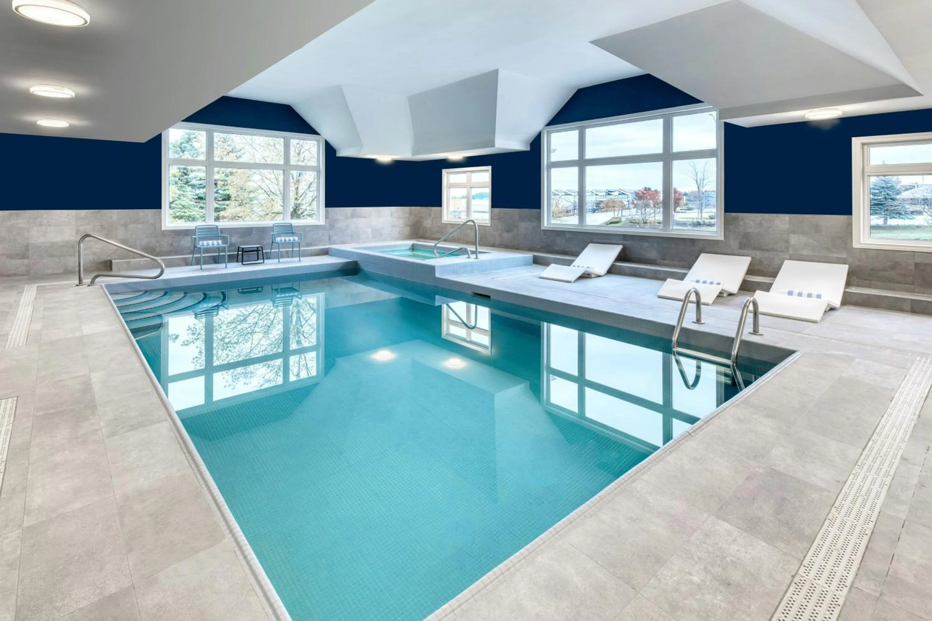 Swimming pool in Four Points by Sheraton Barrie