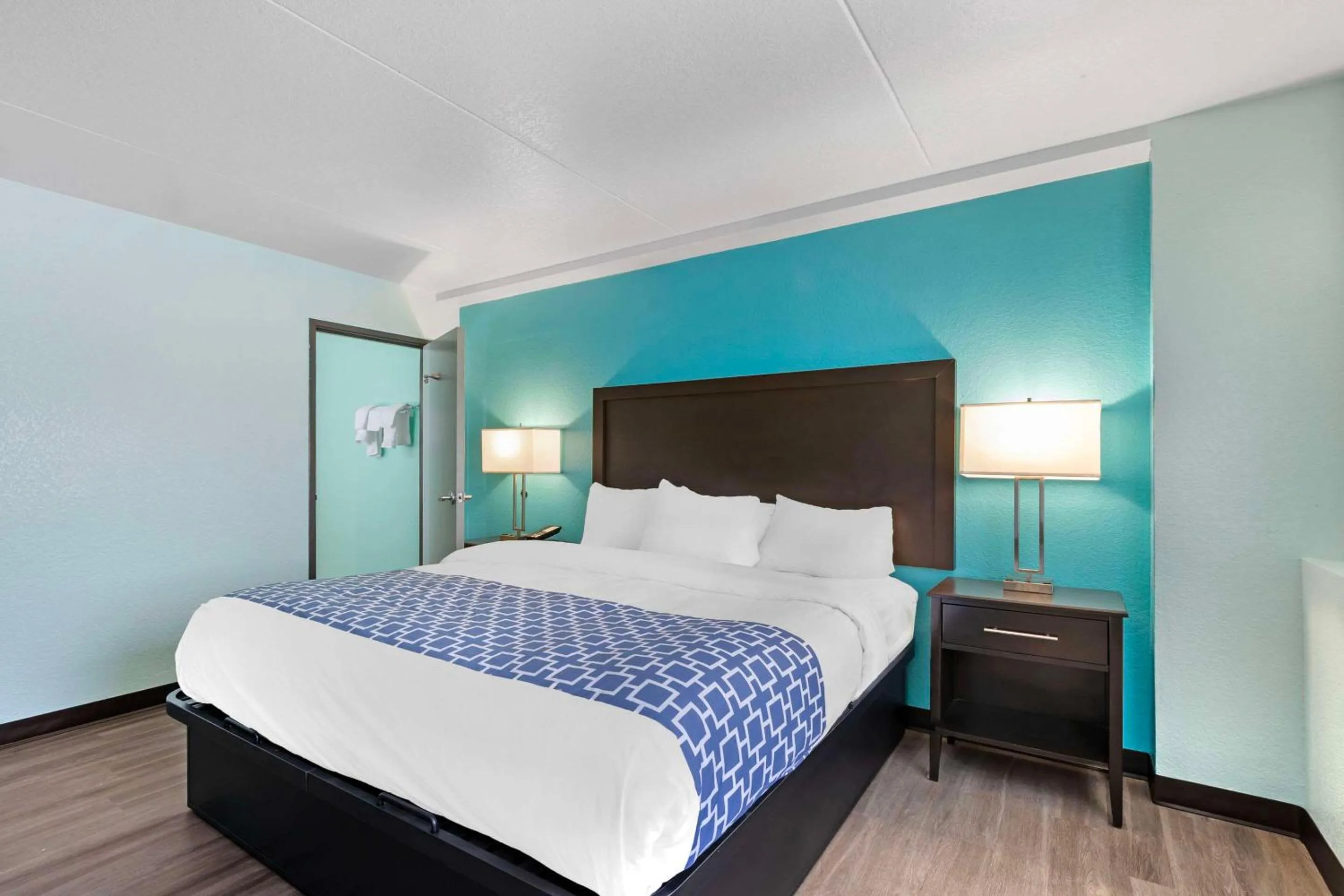 Bedroom, Bed in Ramada by Wyndham Des Moines Airport
