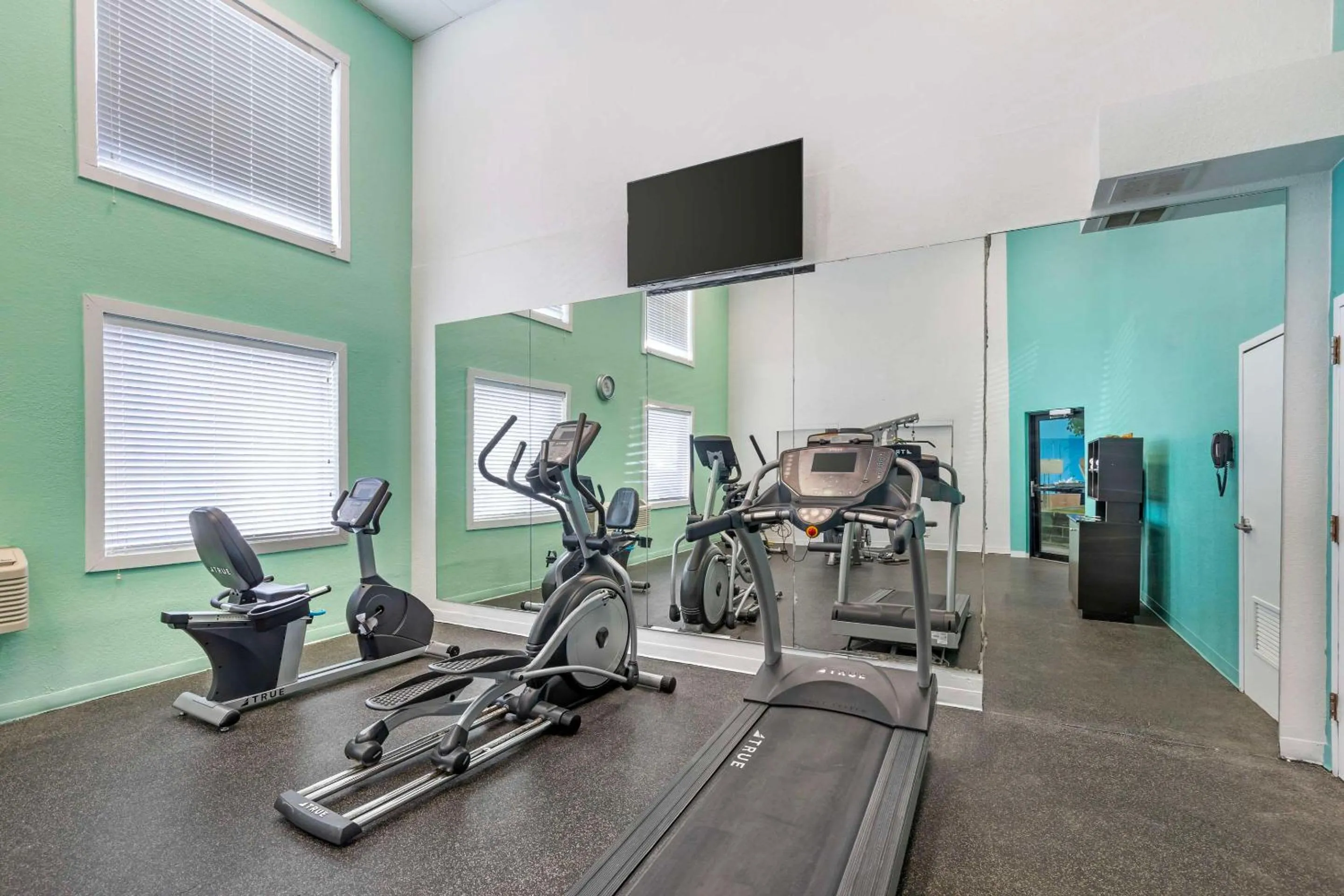 Fitness centre/facilities in Ramada by Wyndham Des Moines Airport
