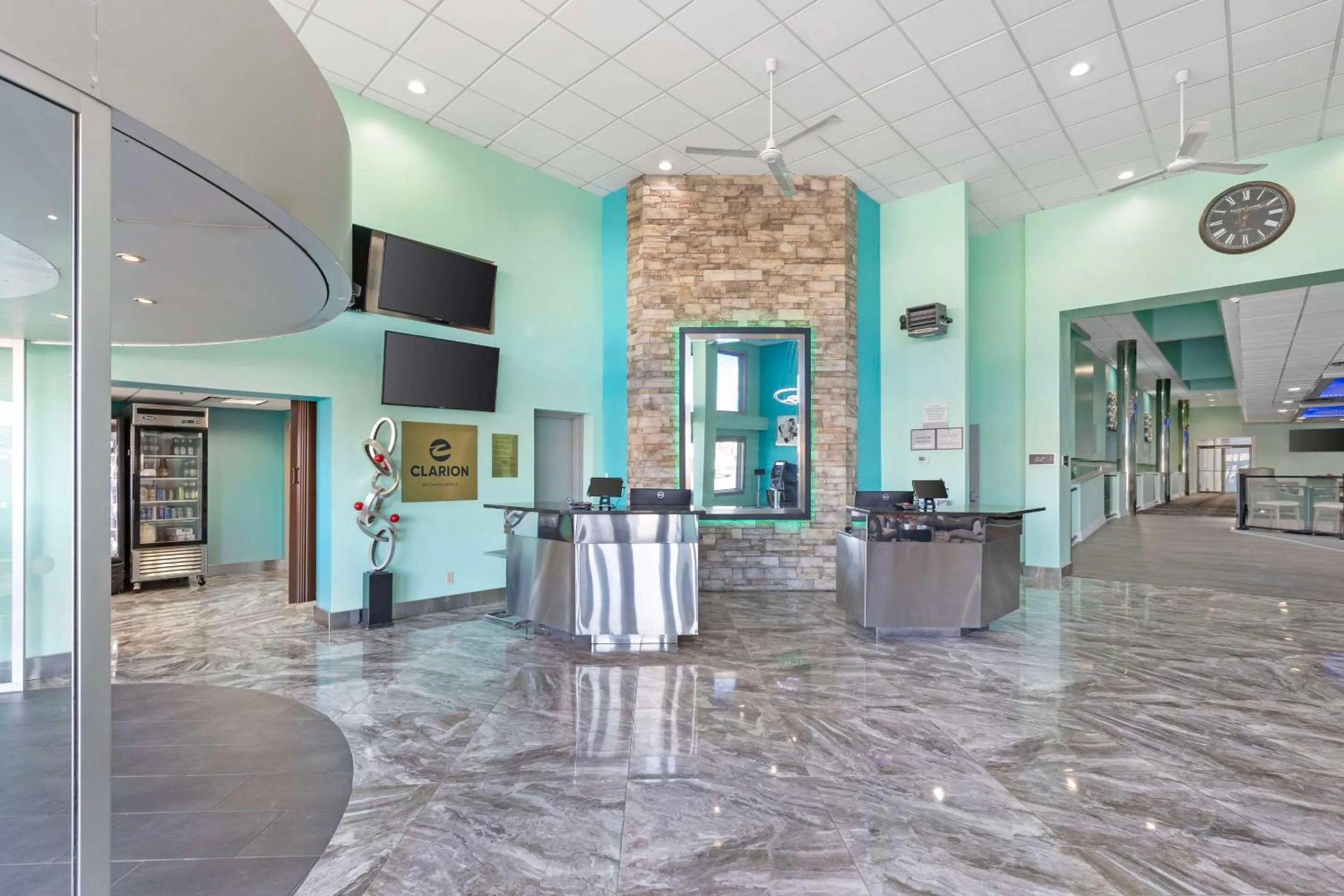 Lobby or reception in Ramada by Wyndham Des Moines Airport