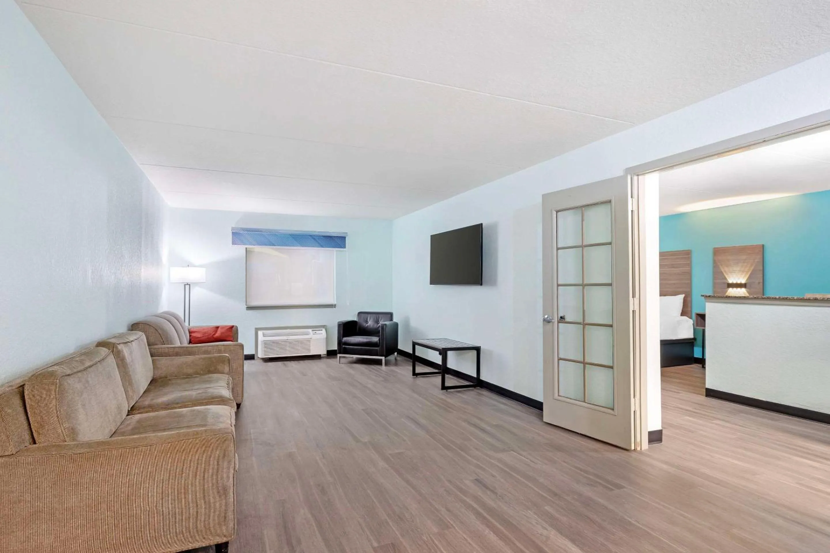 Bedroom in Ramada by Wyndham Des Moines Airport