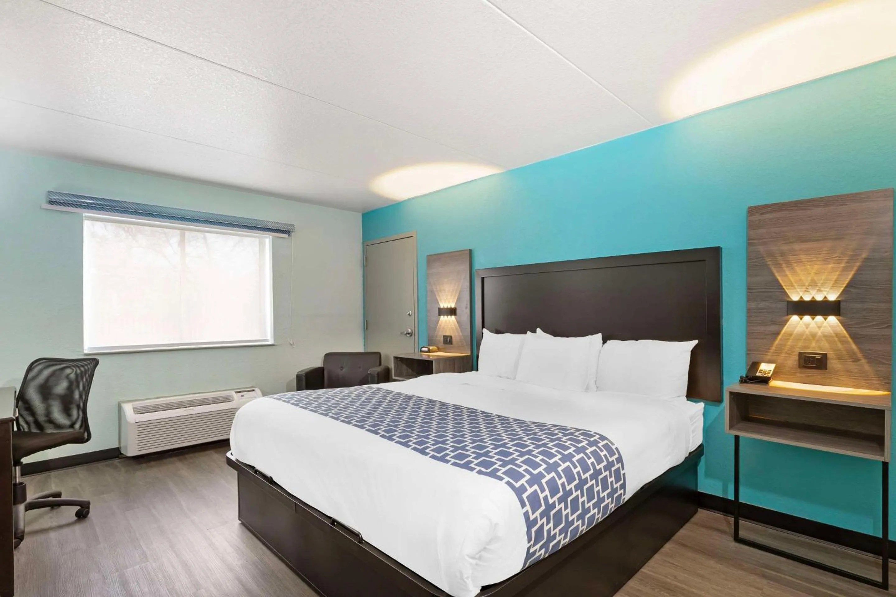Bedroom, Bed in Ramada by Wyndham Des Moines Airport