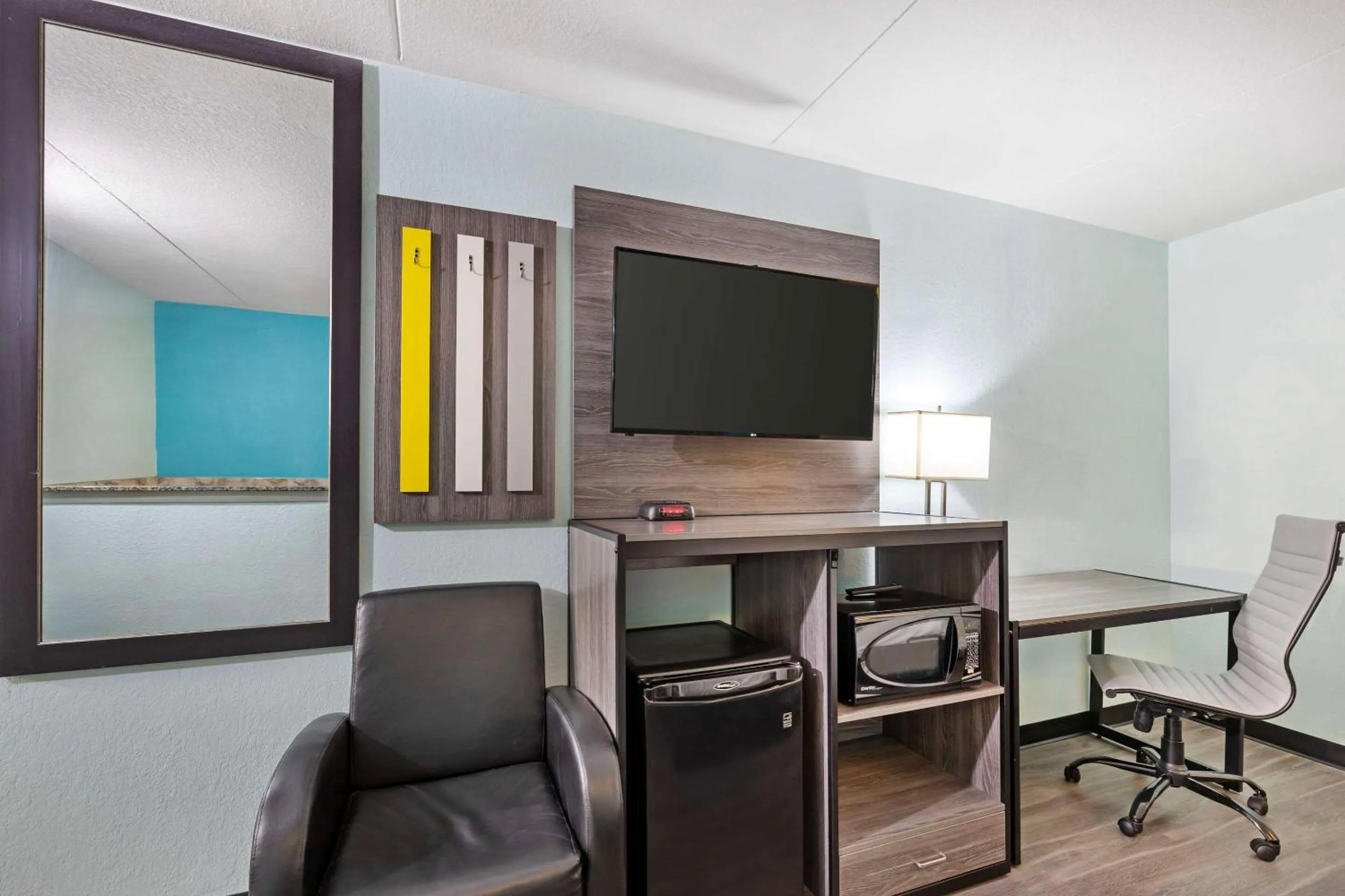 Bedroom in Ramada by Wyndham Des Moines Airport