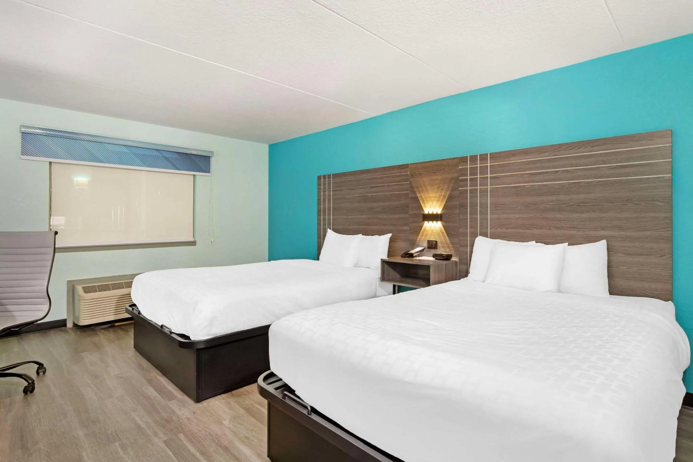 Bedroom, Bed in Ramada by Wyndham Des Moines Airport