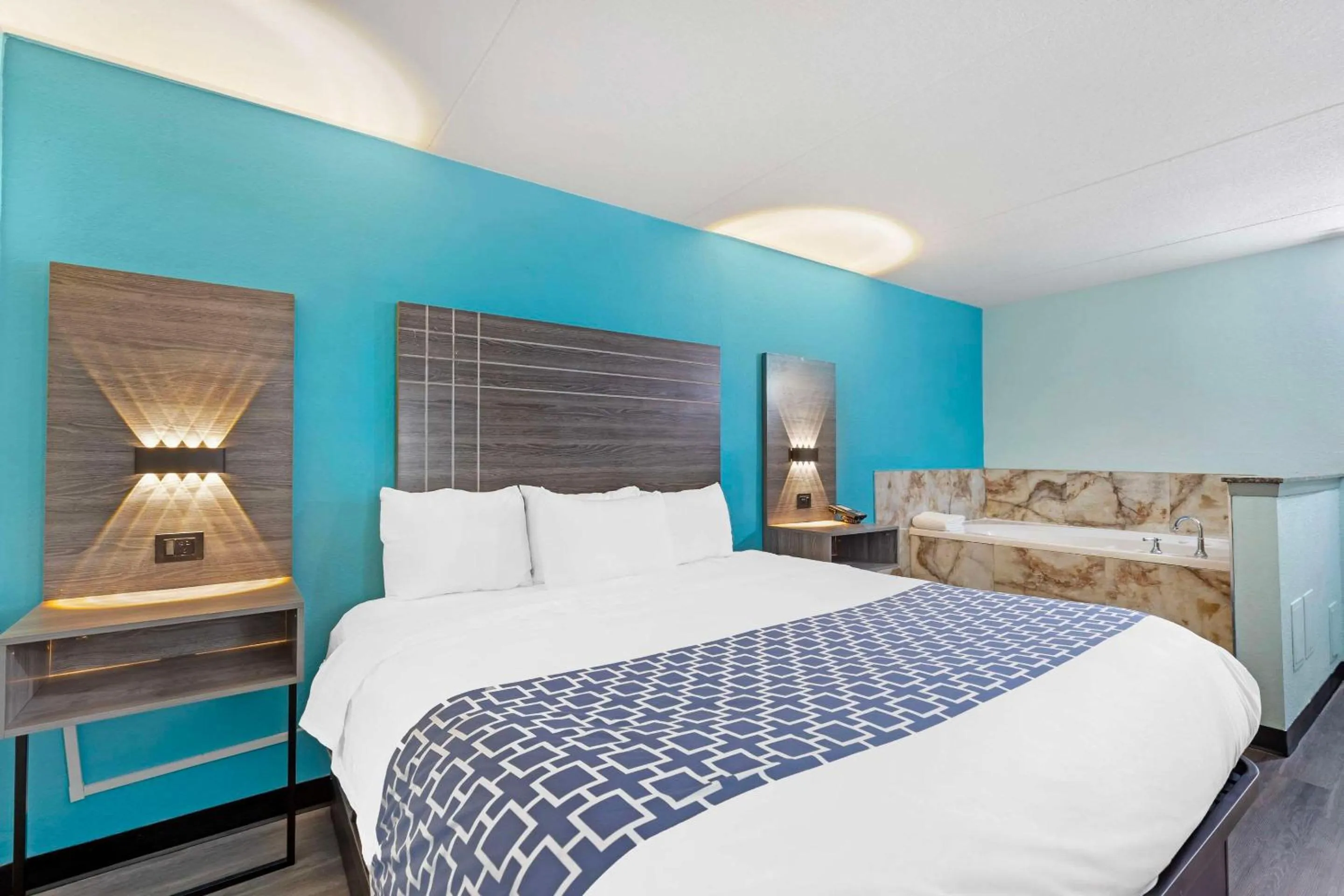 Bedroom, Bed in Ramada by Wyndham Des Moines Airport