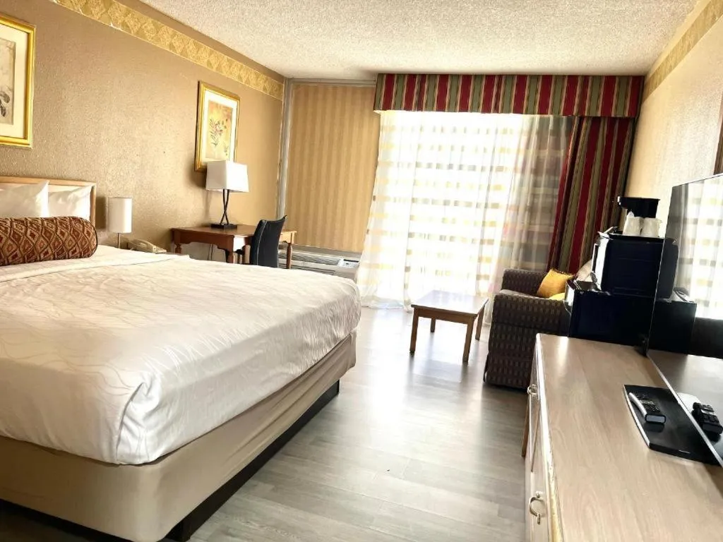 Bed in Brentwood Inn & Garden