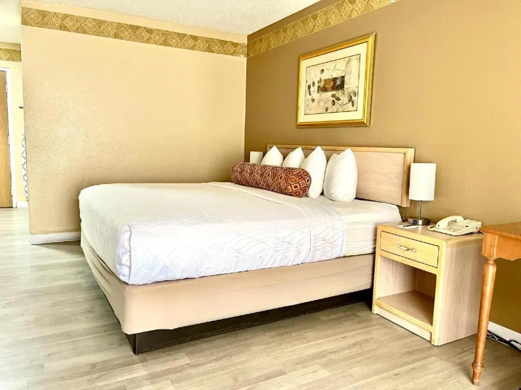 Bed in Brentwood Inn & Garden