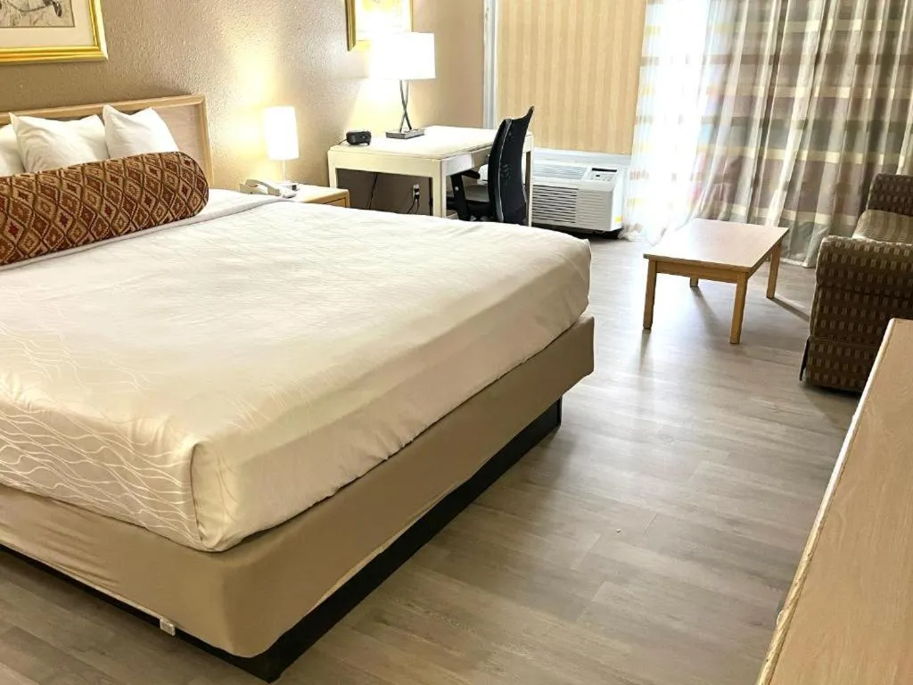 Bed in Brentwood Inn & Garden