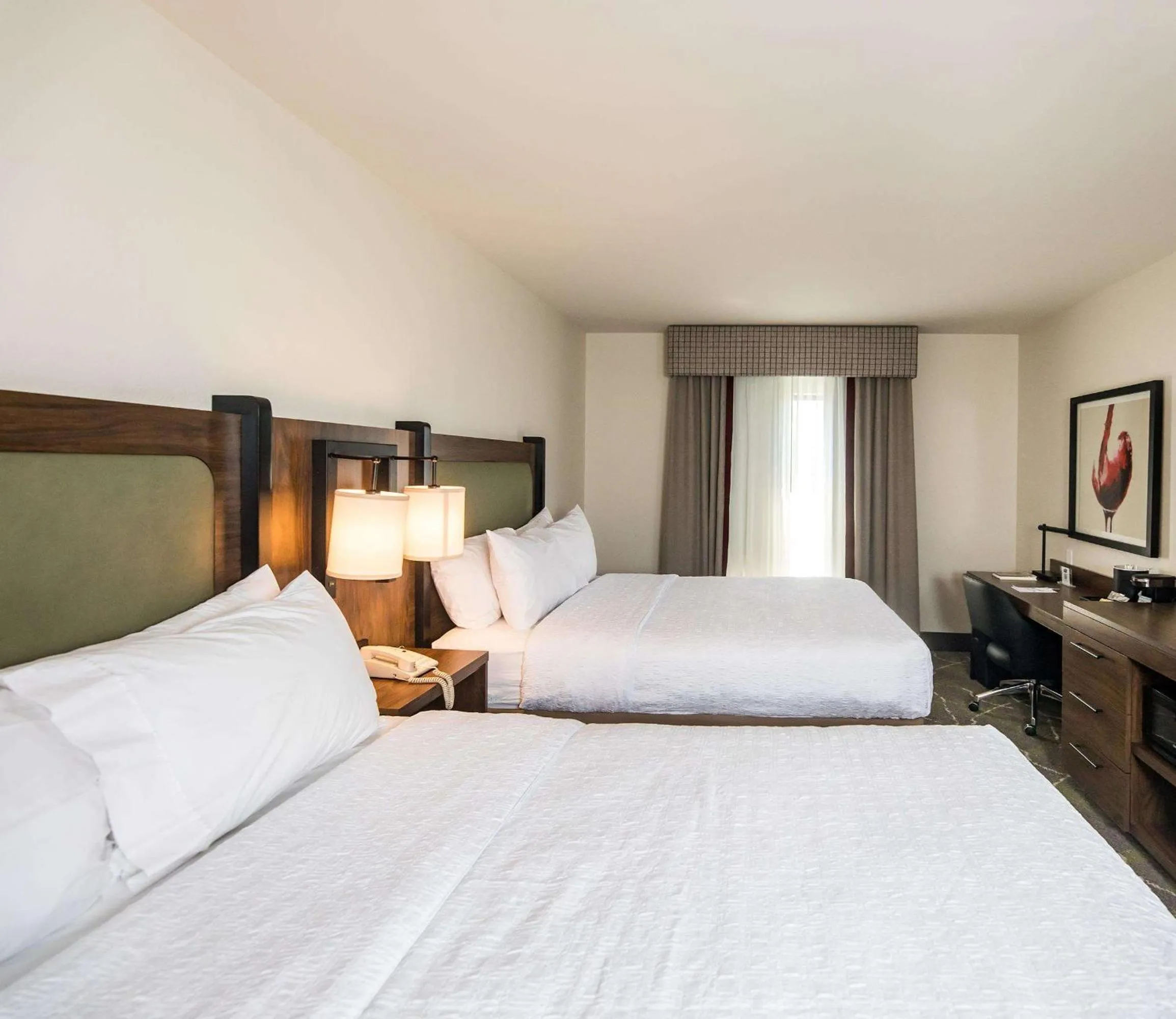 Bed in Hampton Inn & Suites Dobson