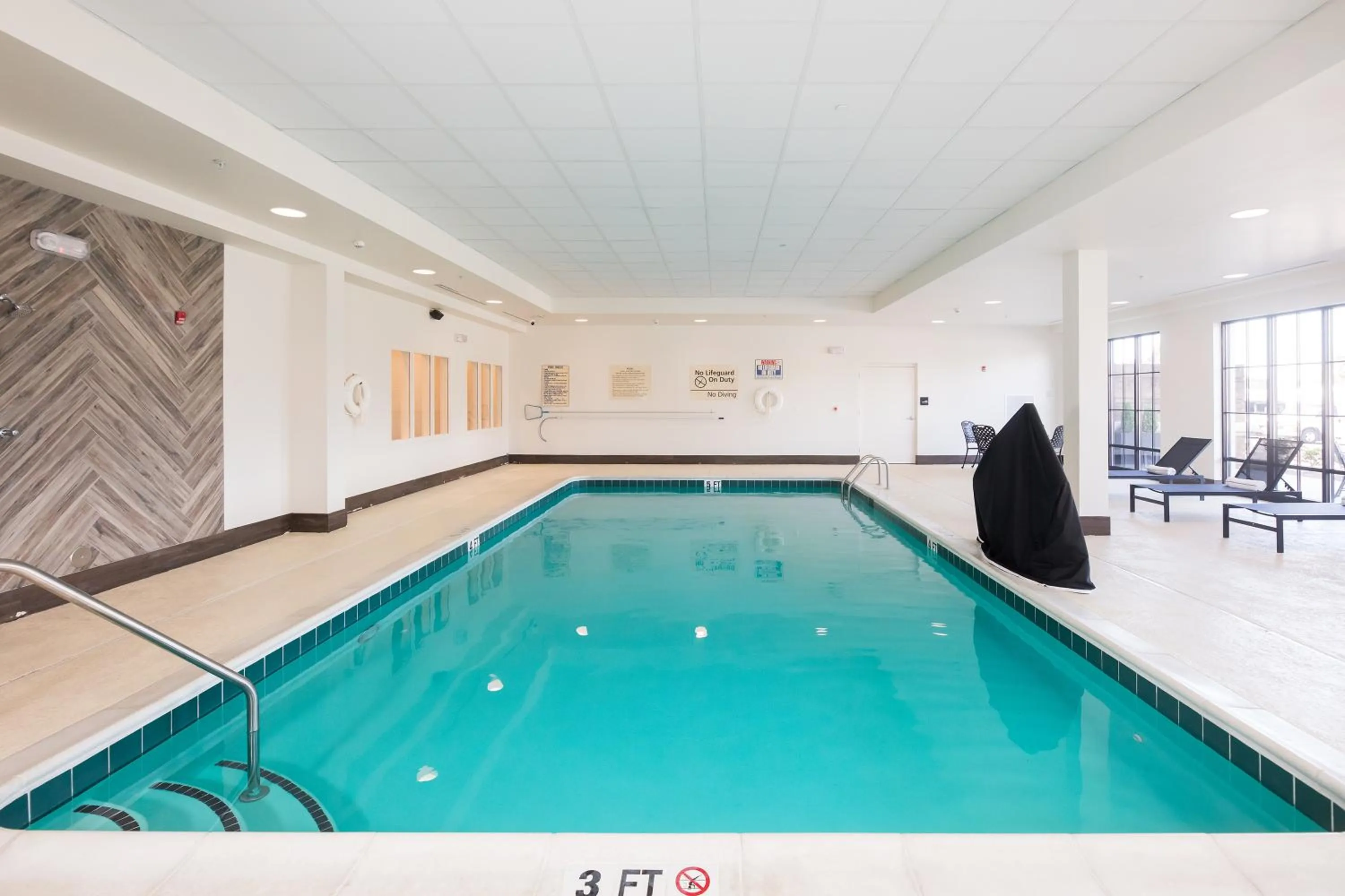 Swimming pool in Hampton Inn & Suites Dobson