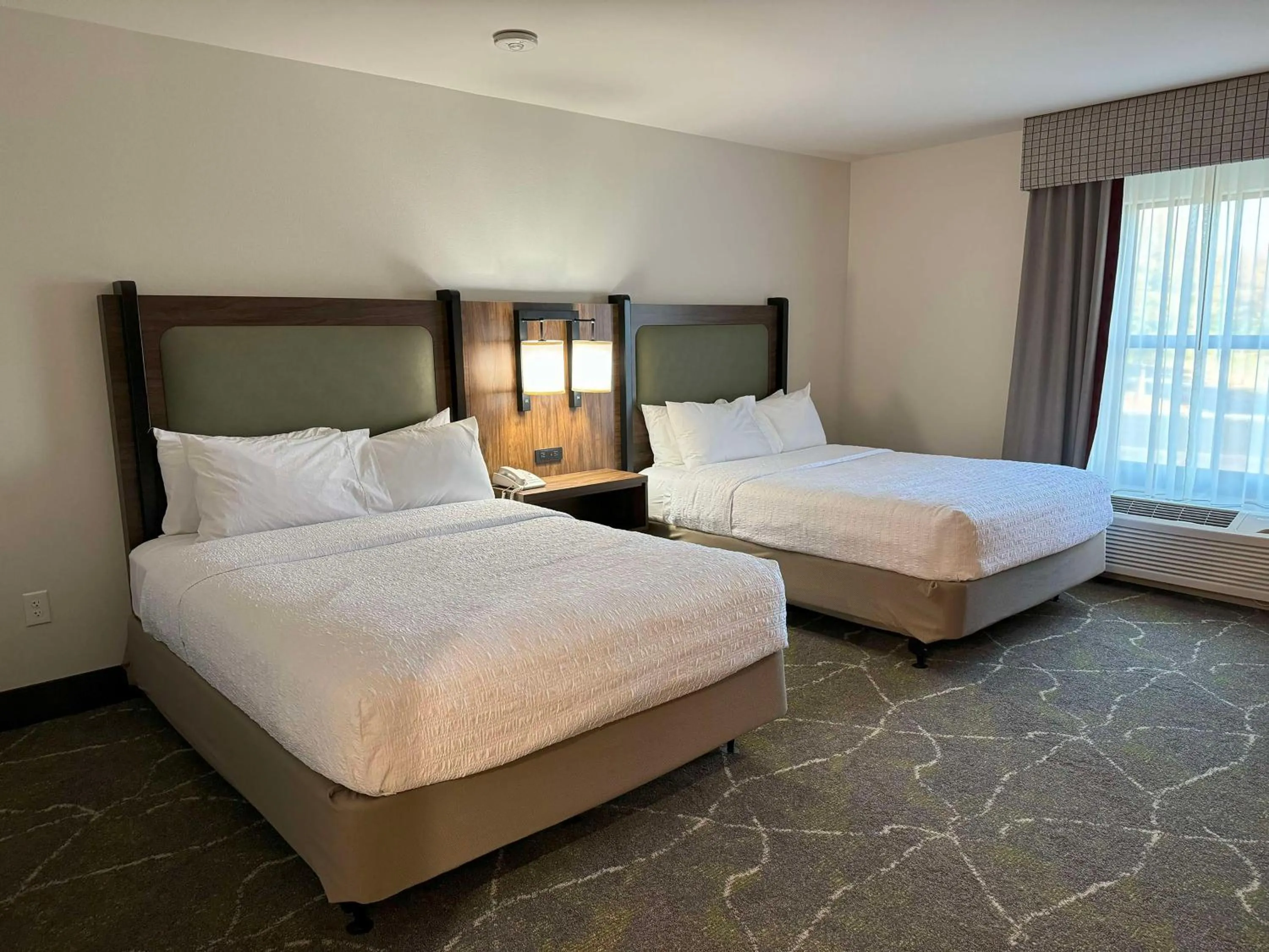 Bed in Hampton Inn & Suites Dobson