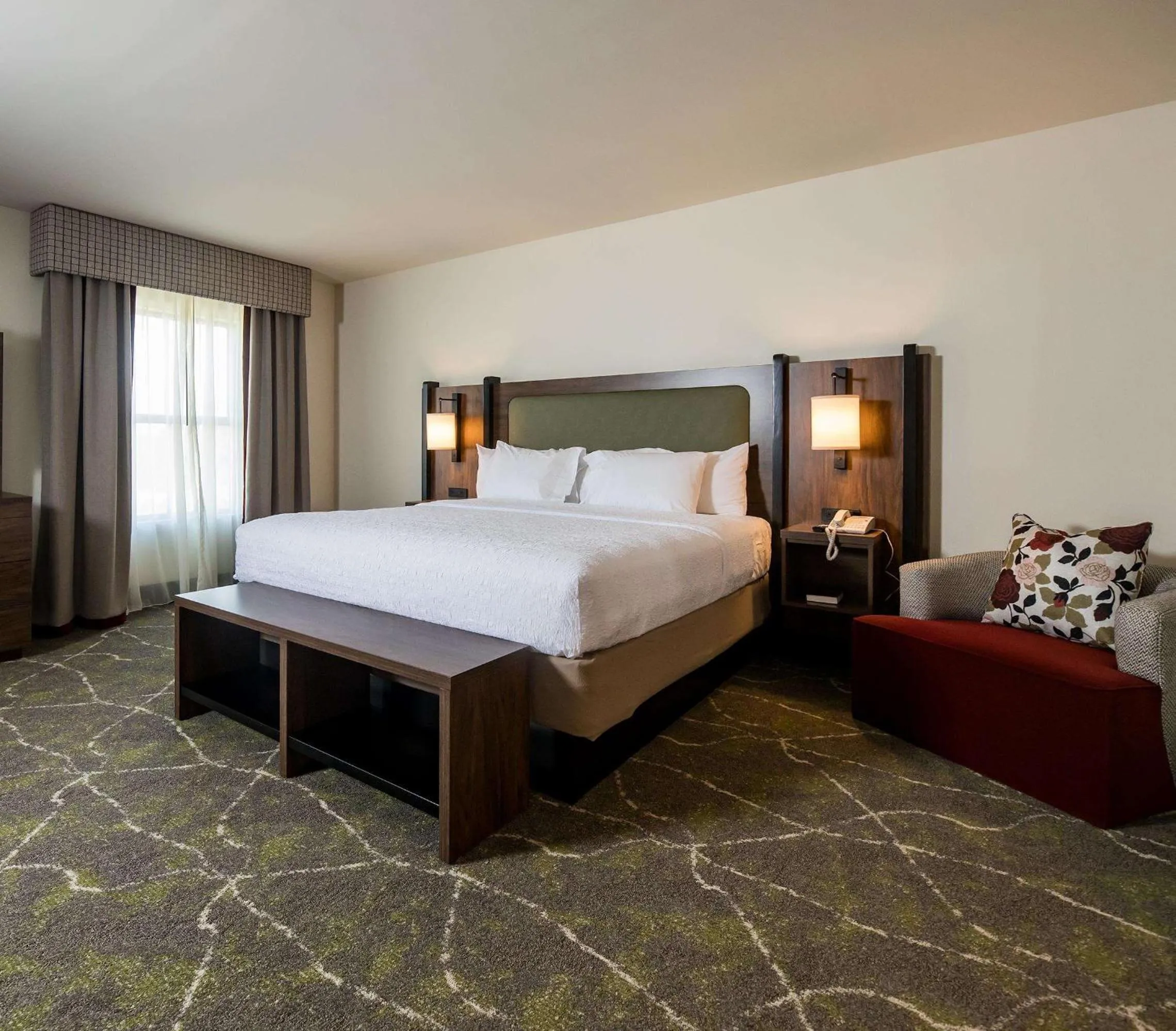 Bed in Hampton Inn & Suites Dobson