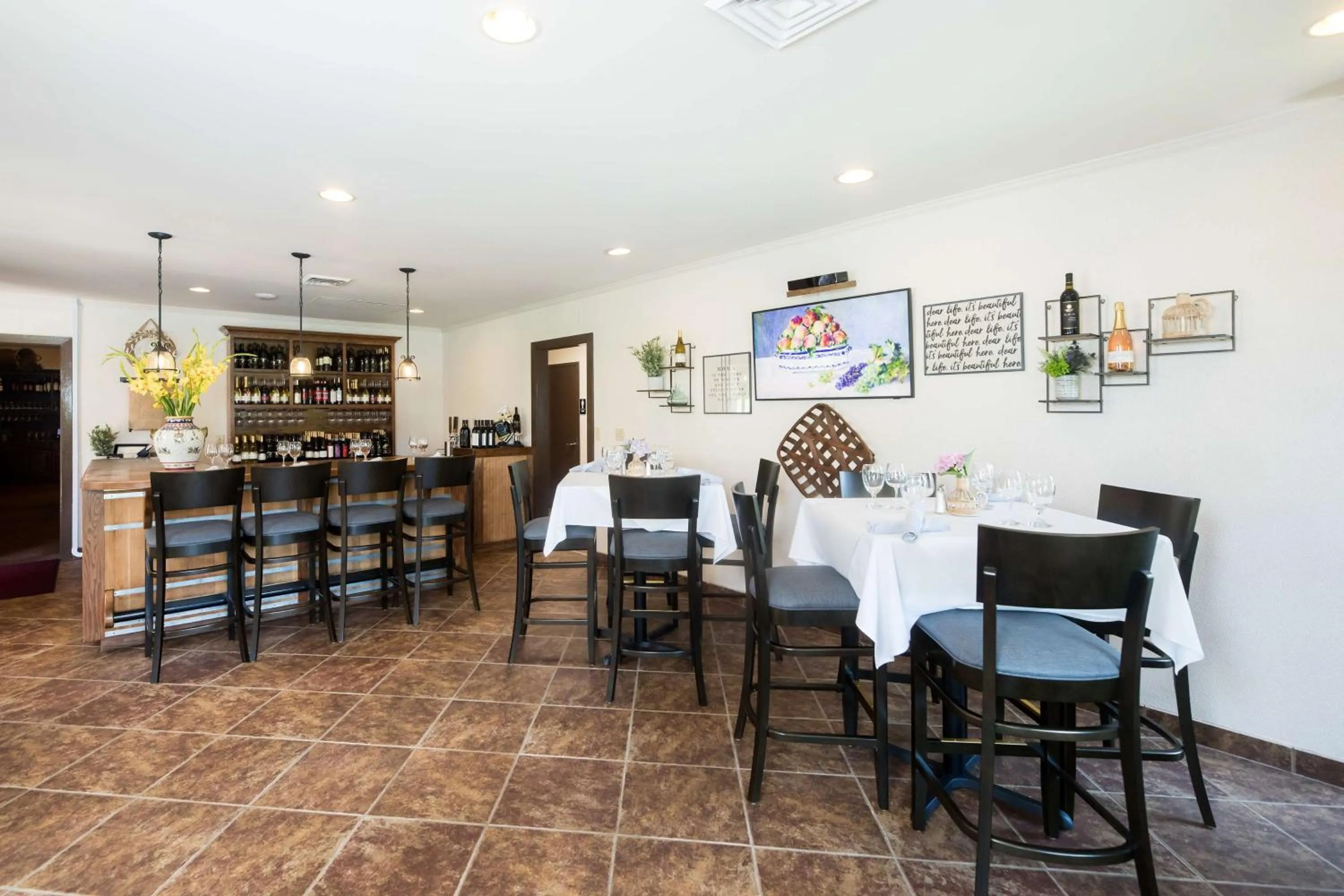 Restaurant/places to eat in Hampton Inn & Suites Dobson