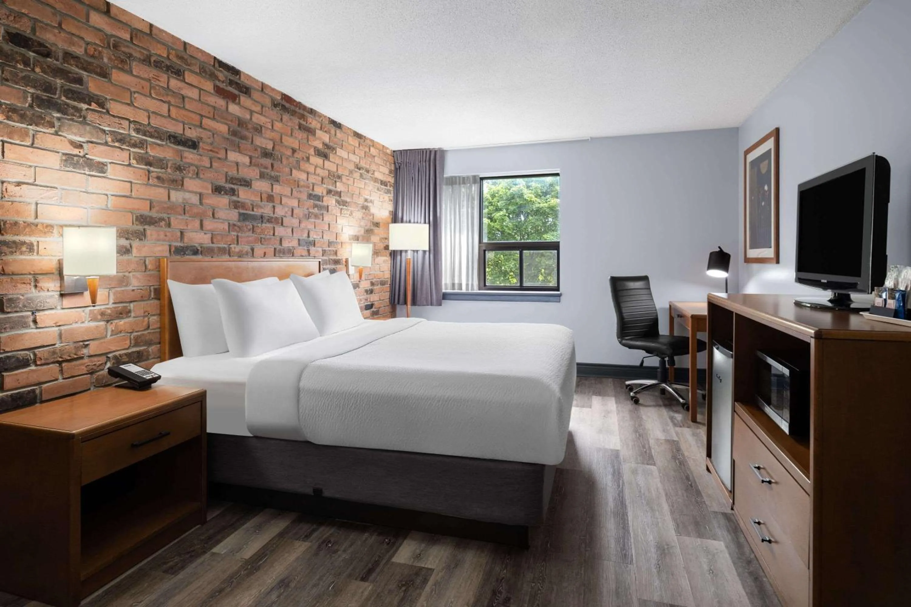 Photo of the whole room, Bed in Travelodge by Wyndham Barrie