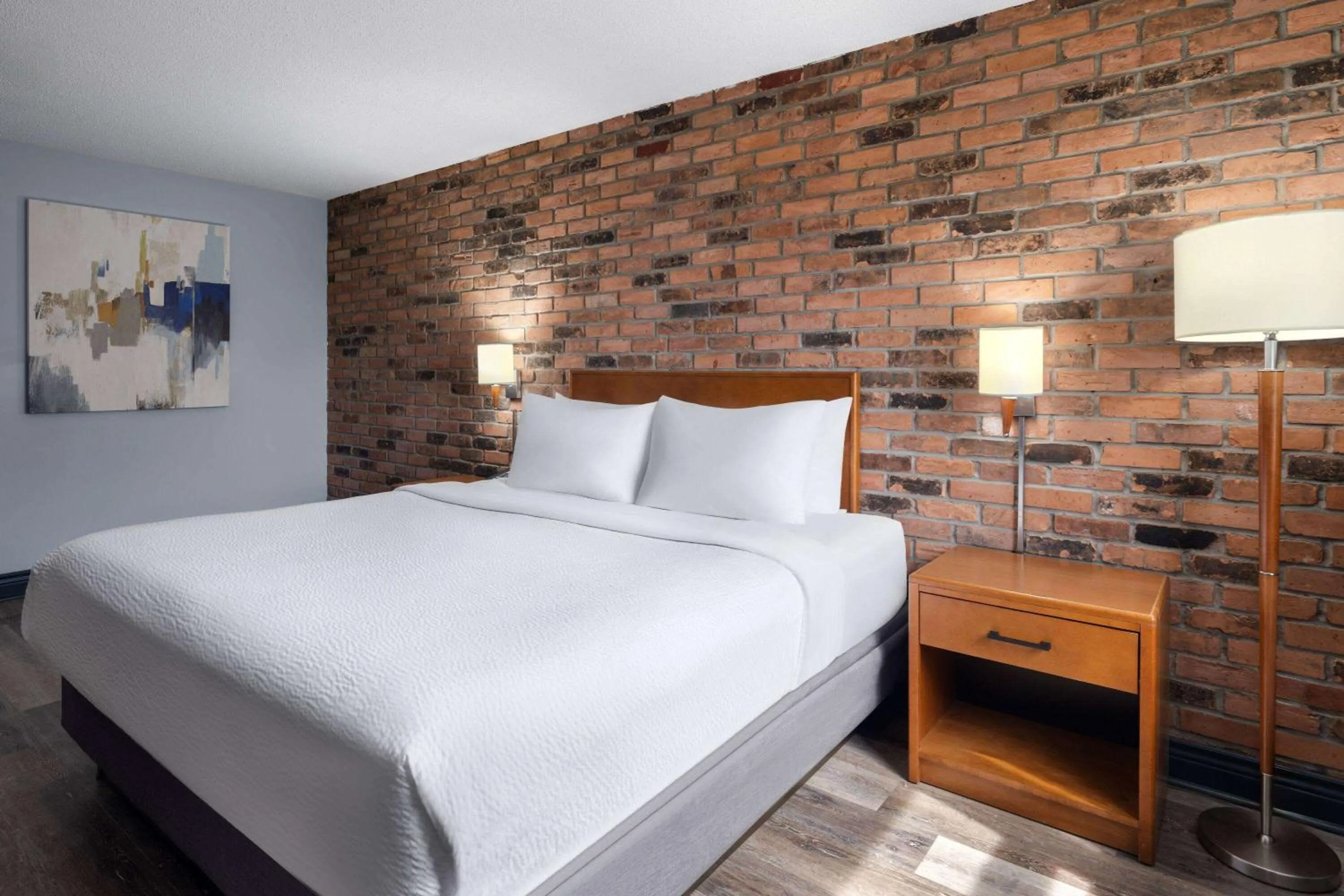 Photo of the whole room, Bed in Travelodge by Wyndham Barrie