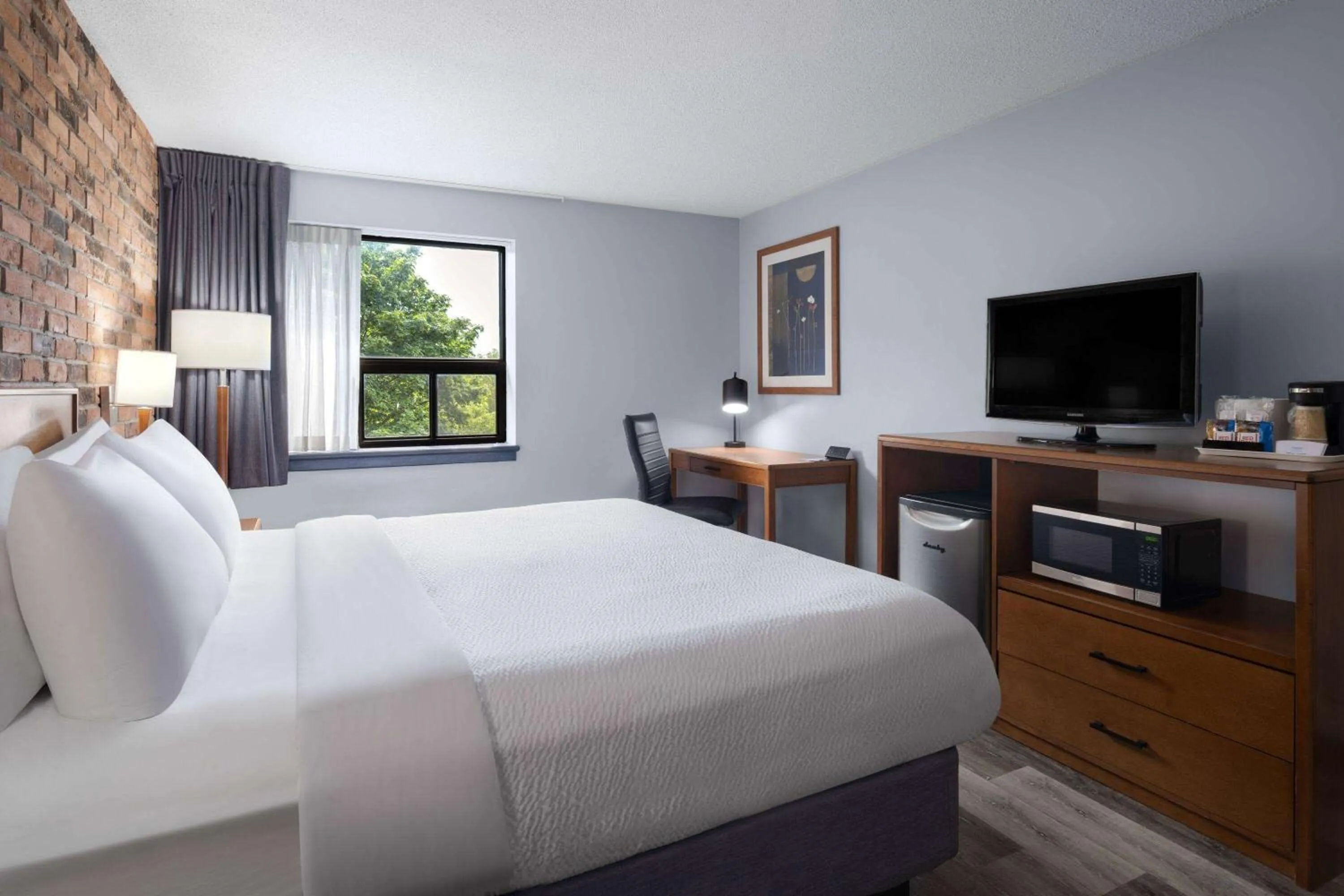 Photo of the whole room, Bed in Travelodge by Wyndham Barrie