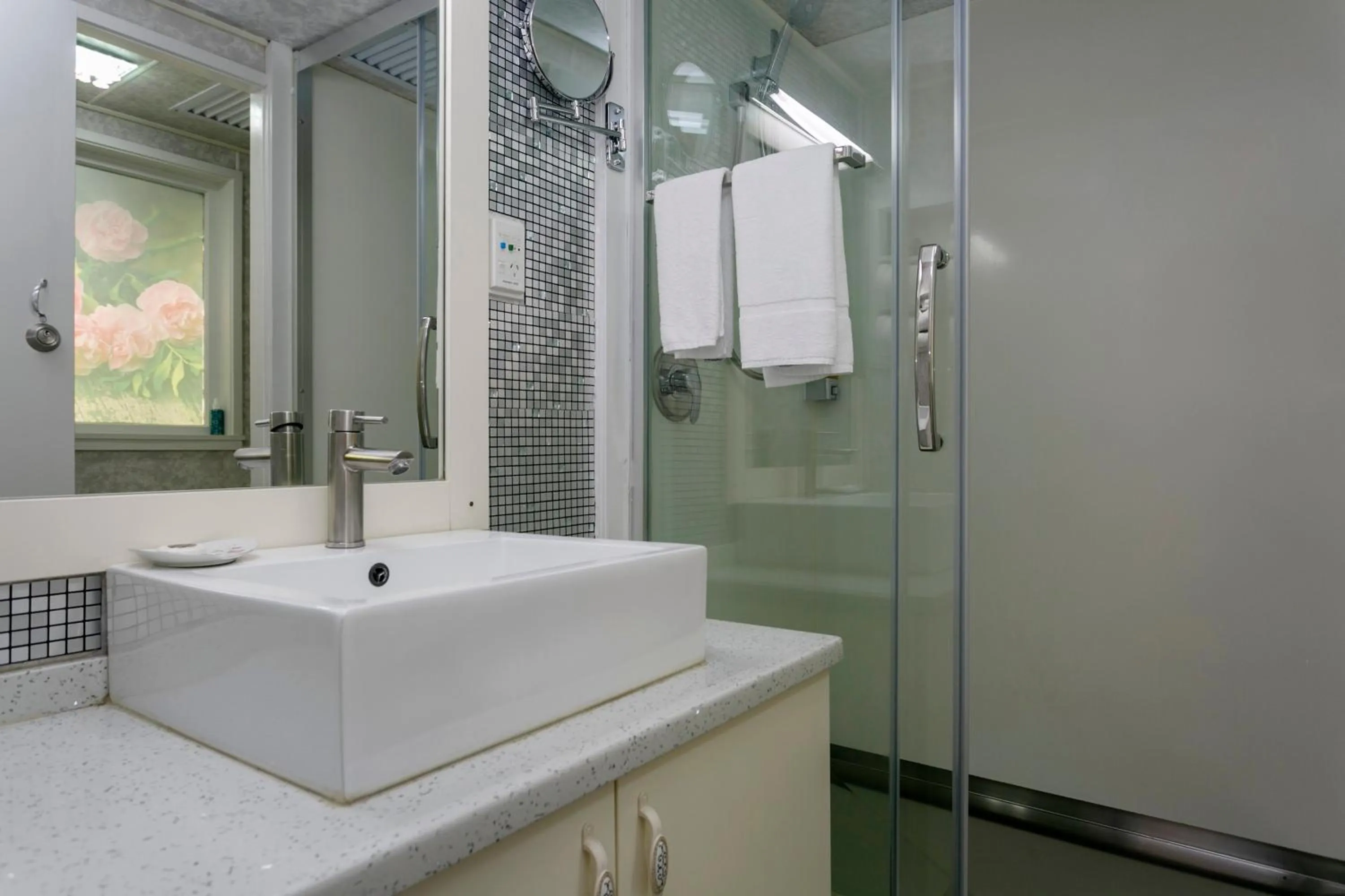 Shower, Bathroom in VU Thermal Lodge