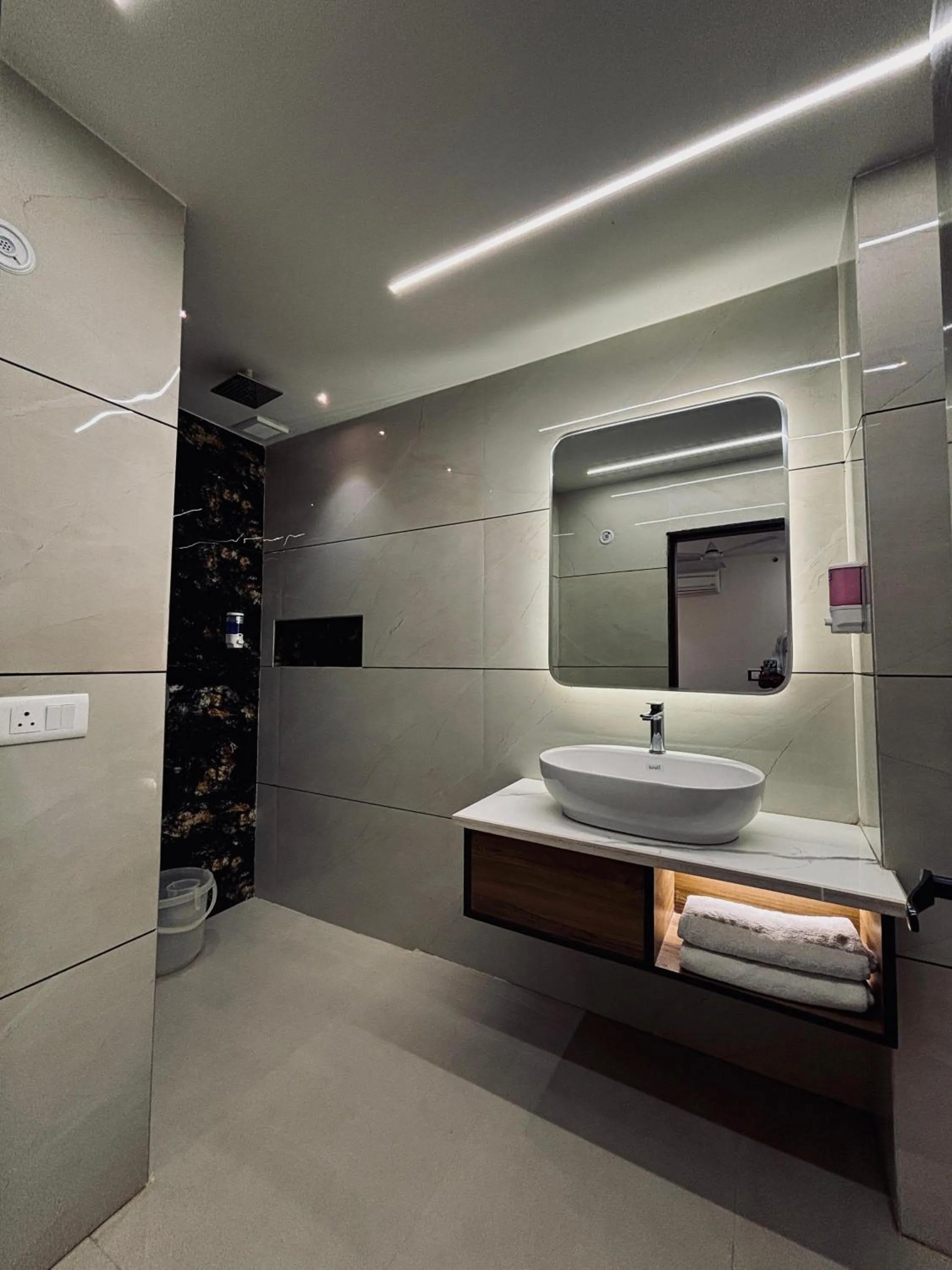 Shower in Taj Inn Hotel